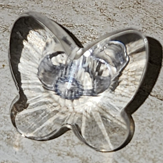 Clear butterfly button 18mm wide