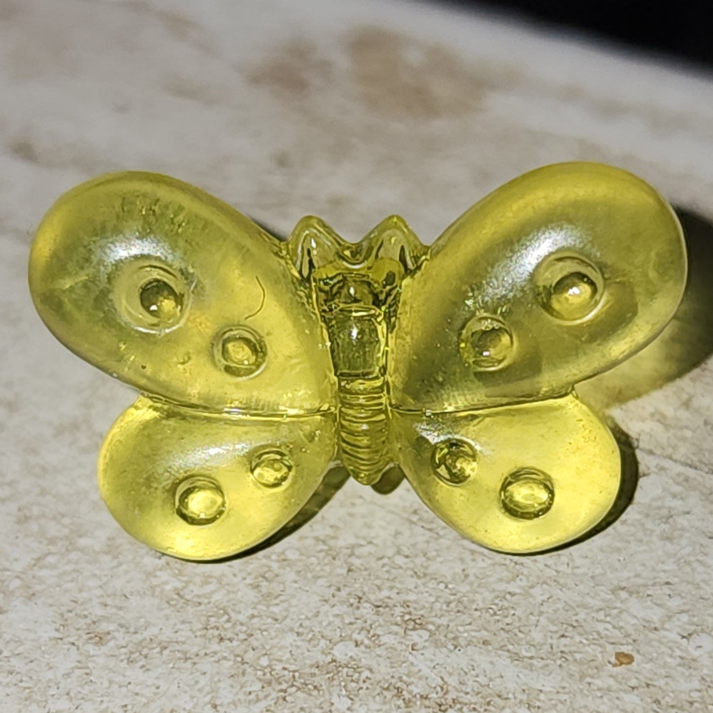 Frosted yellow butterfly button 17mm