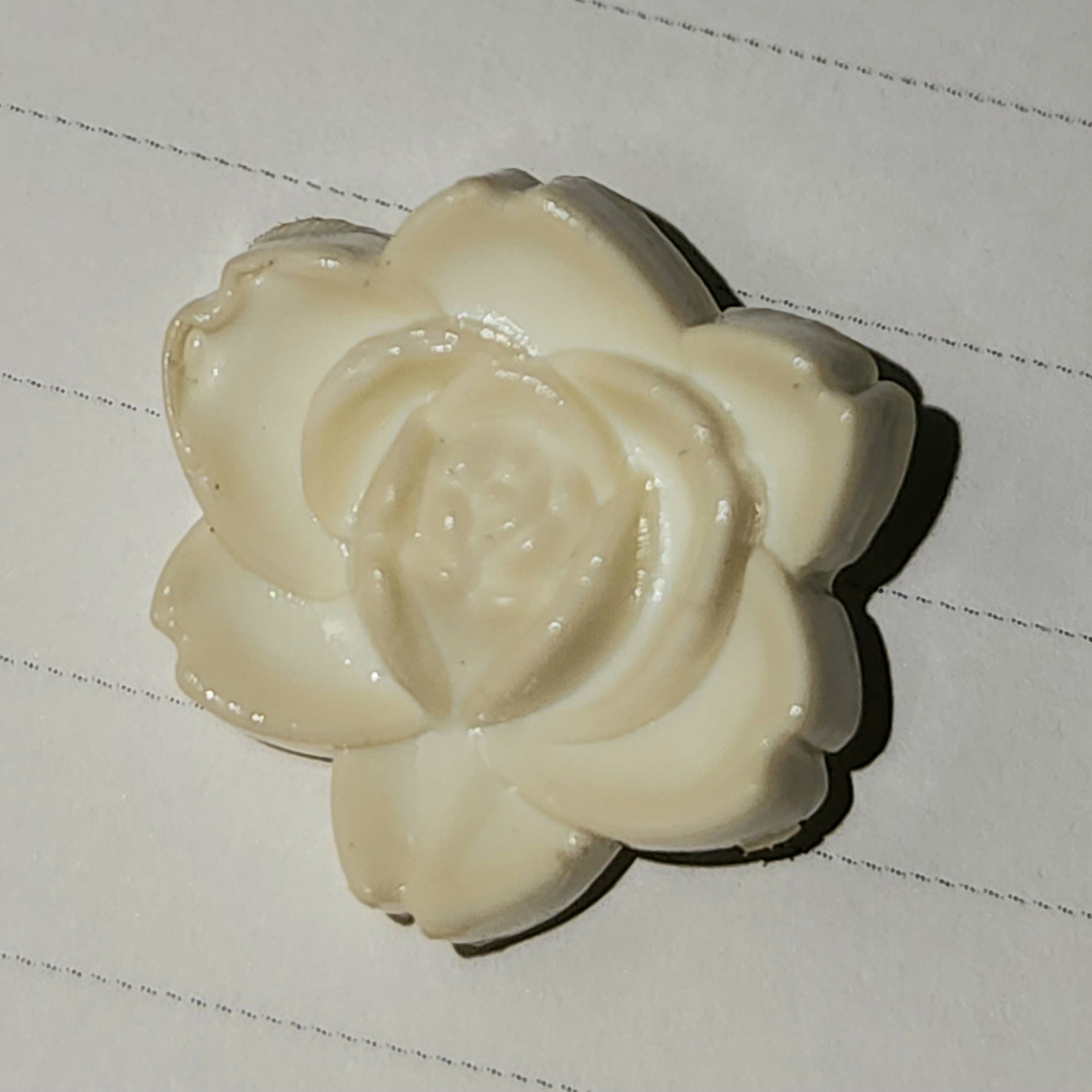 Rose button in cream 19mm – Fred the Needle