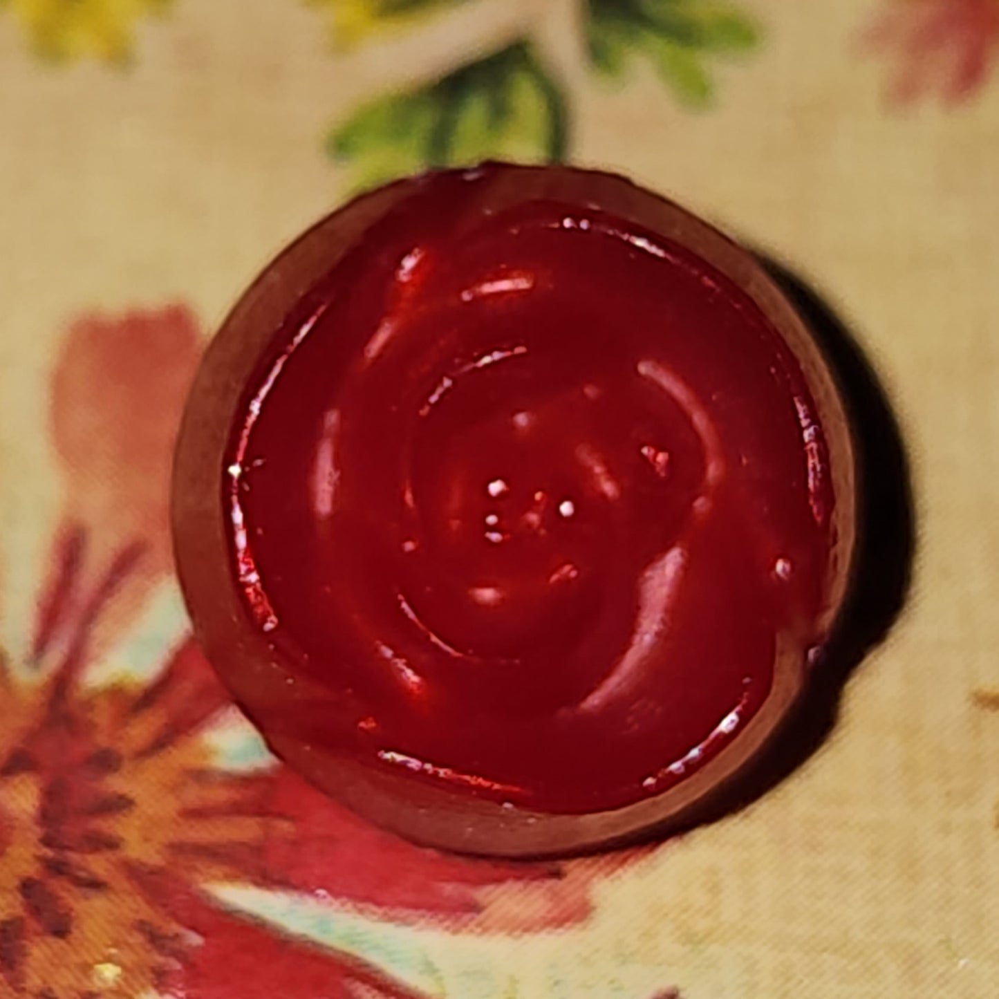 Red rosebud button 10mm