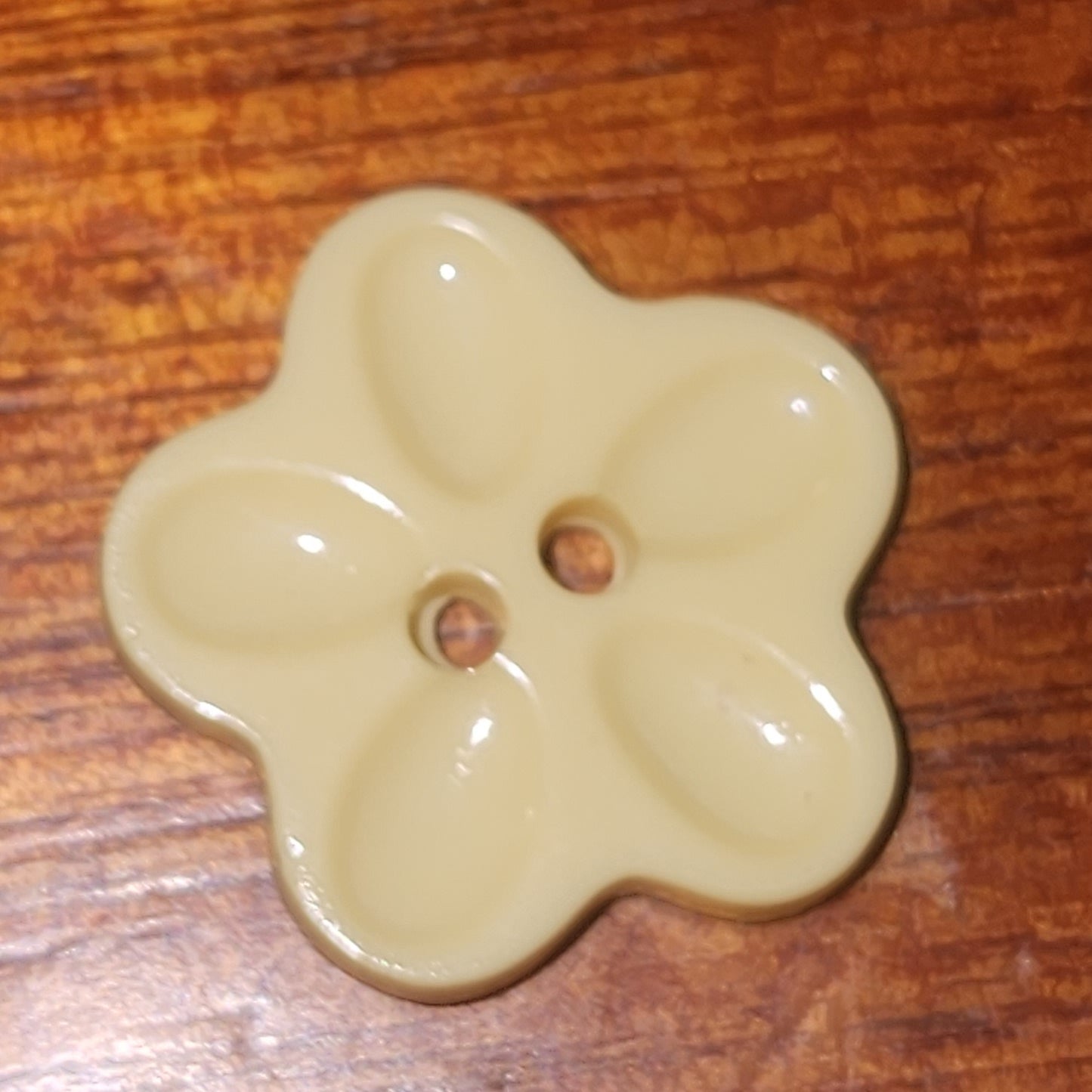 Flower button recessed petals buttercream yellow 1.7cm
