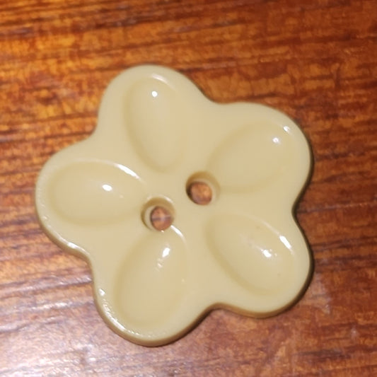 Flower button recessed petals buttercream yellow 1.7cm