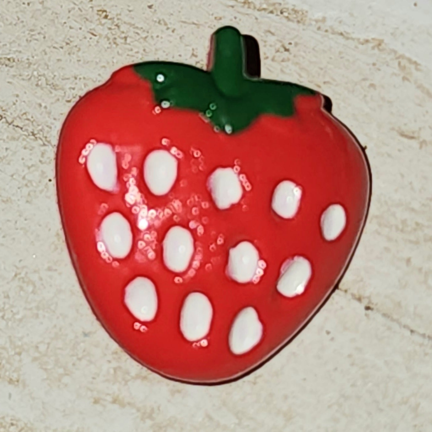 Strawberry button 16mm high