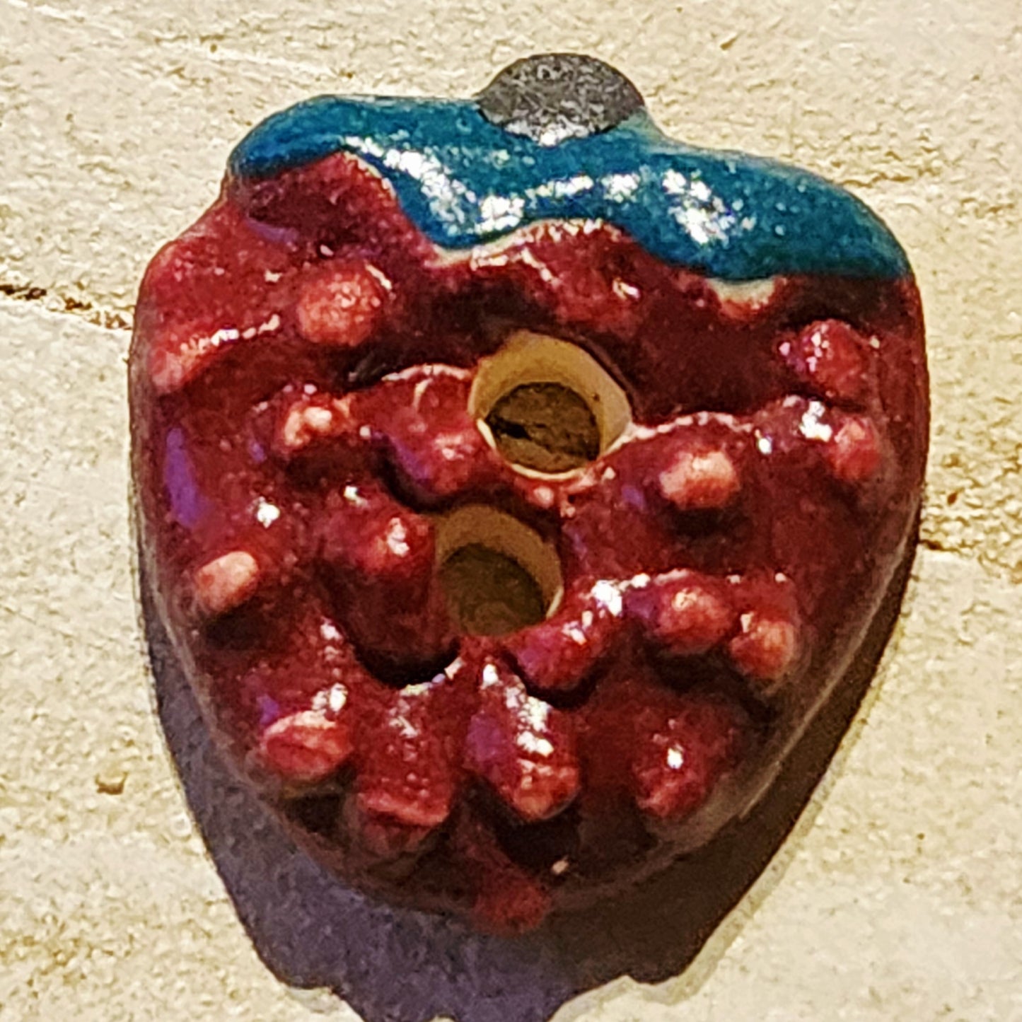 Ceramic strawberry button 15mm high