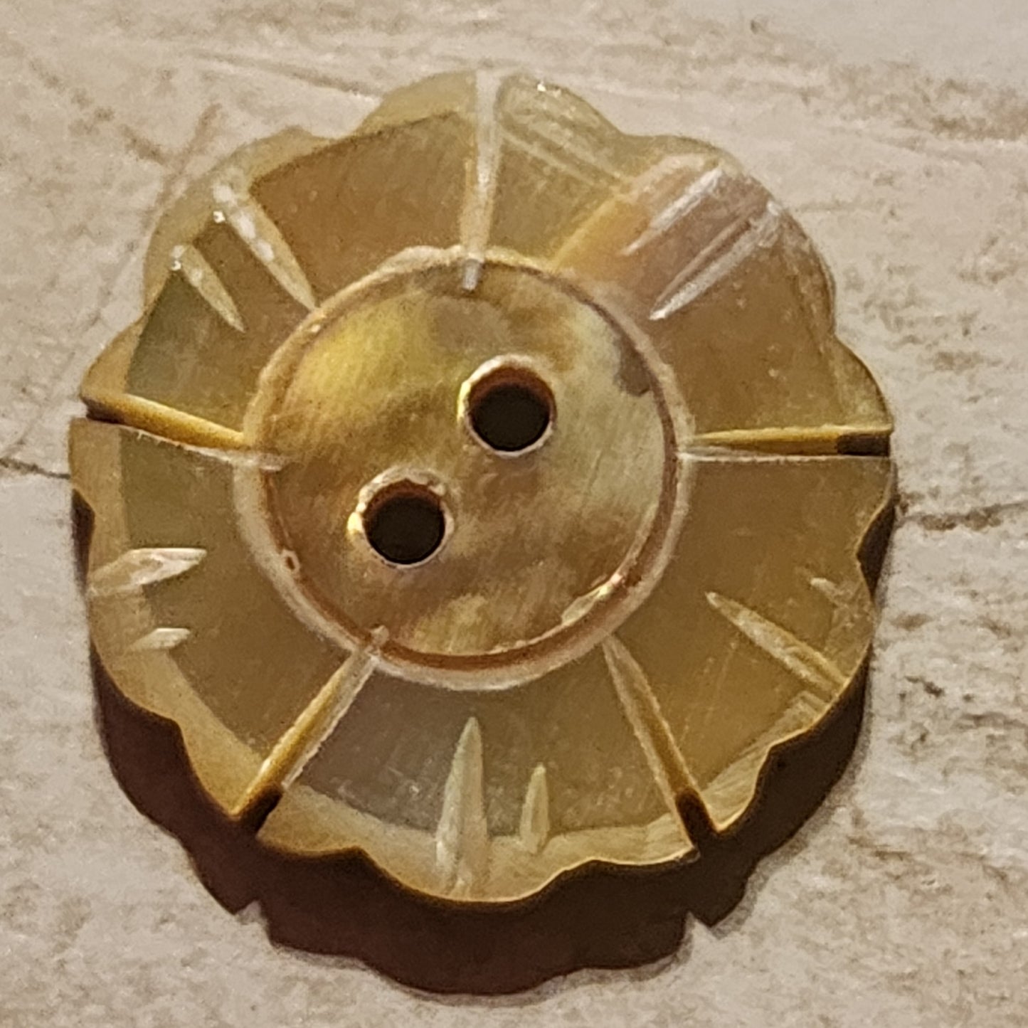 Mother of pearl carved flower 15mm