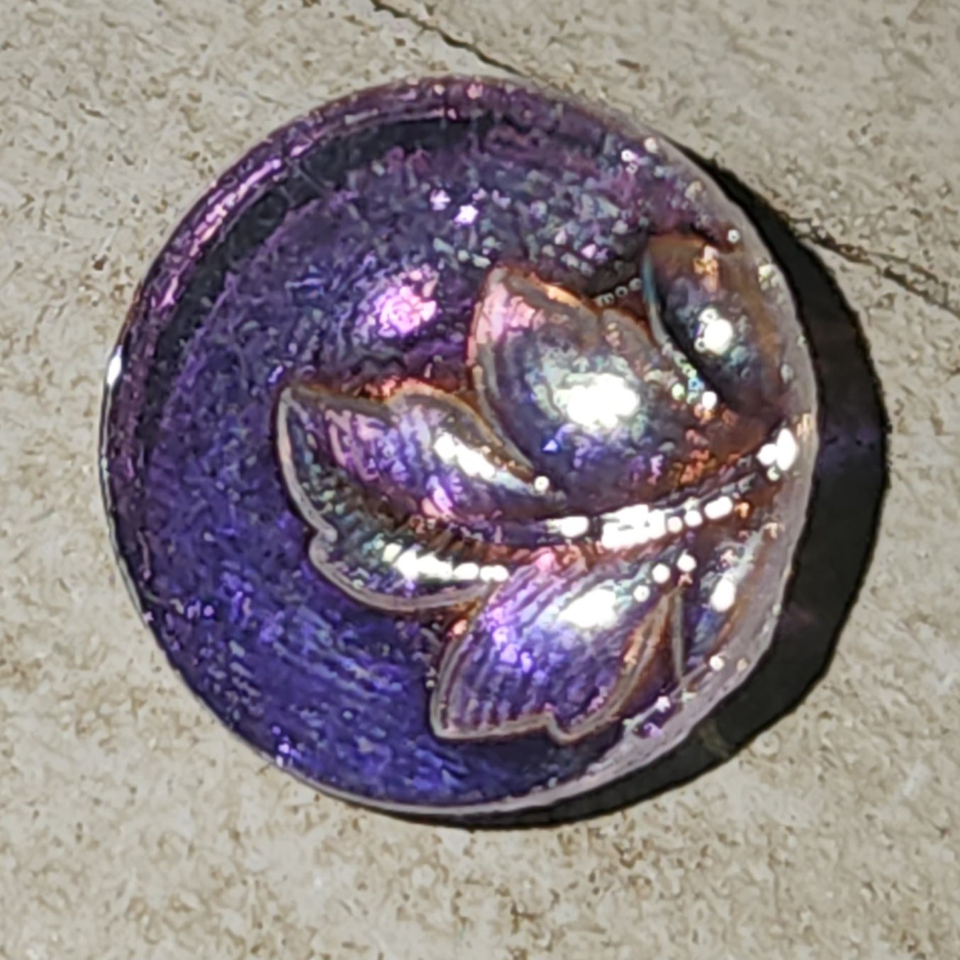 Pearlescent round button with leaf motif 10mm