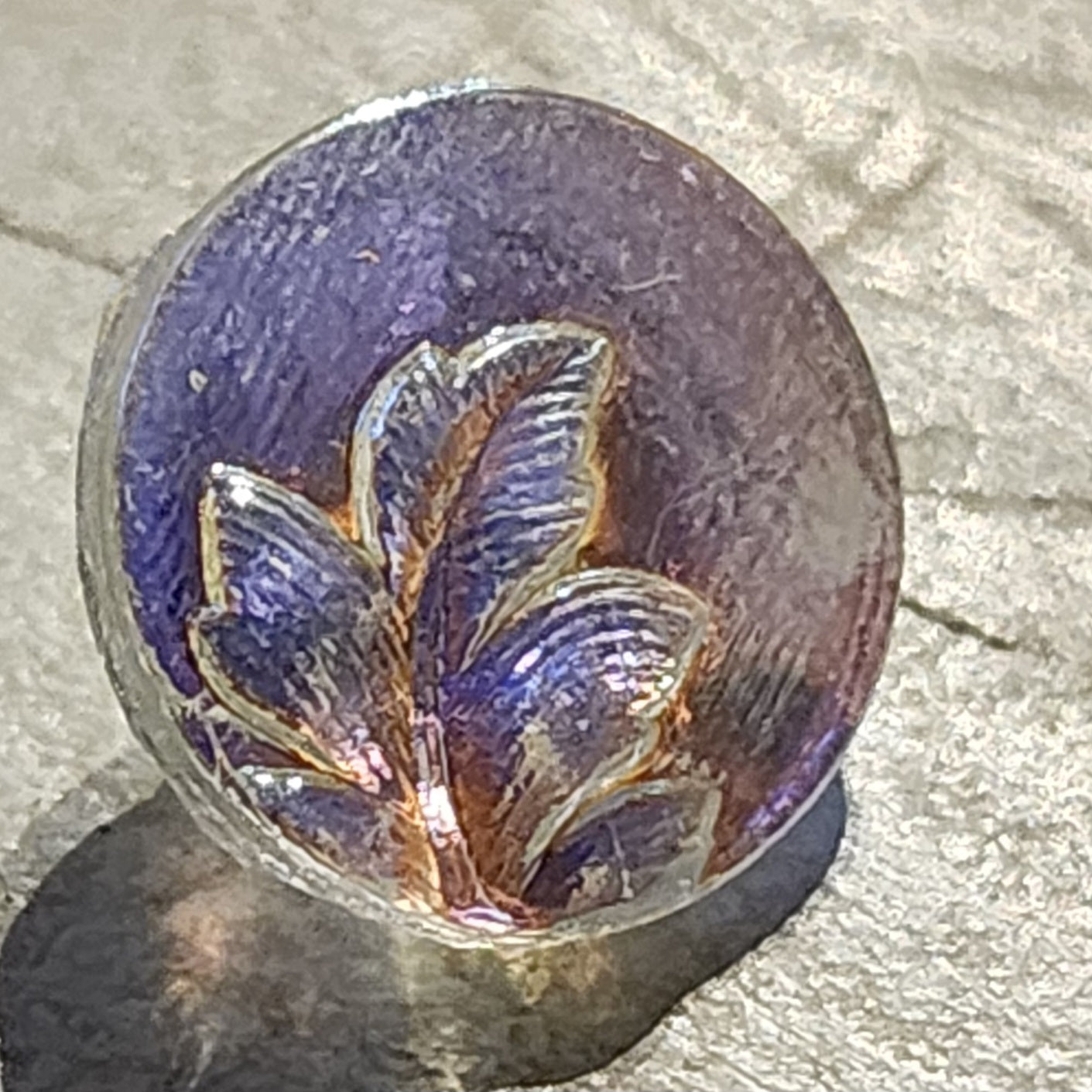 Pearlescent round button with leaf motif 10mm