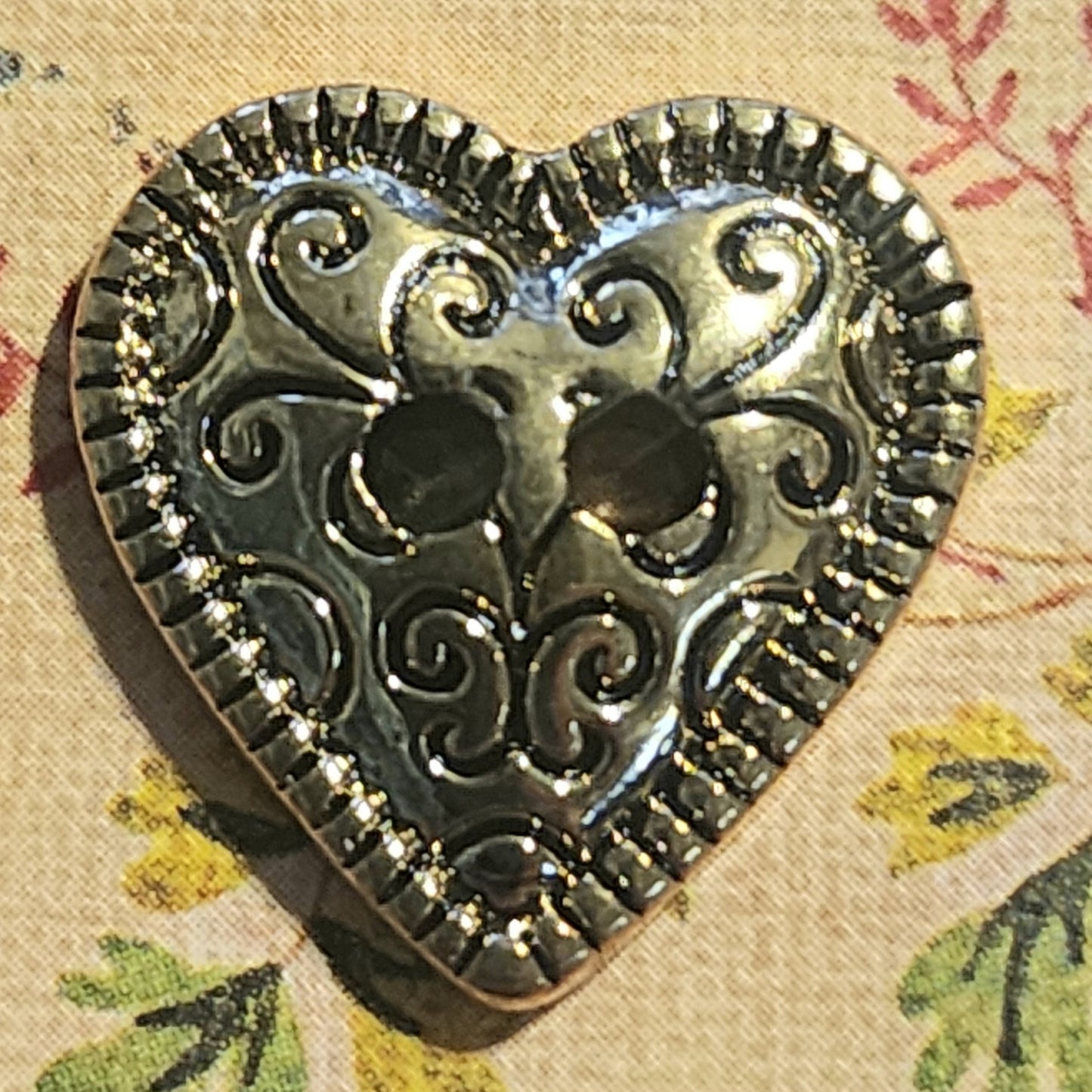 Gold shiny patterned heart button 15mm high