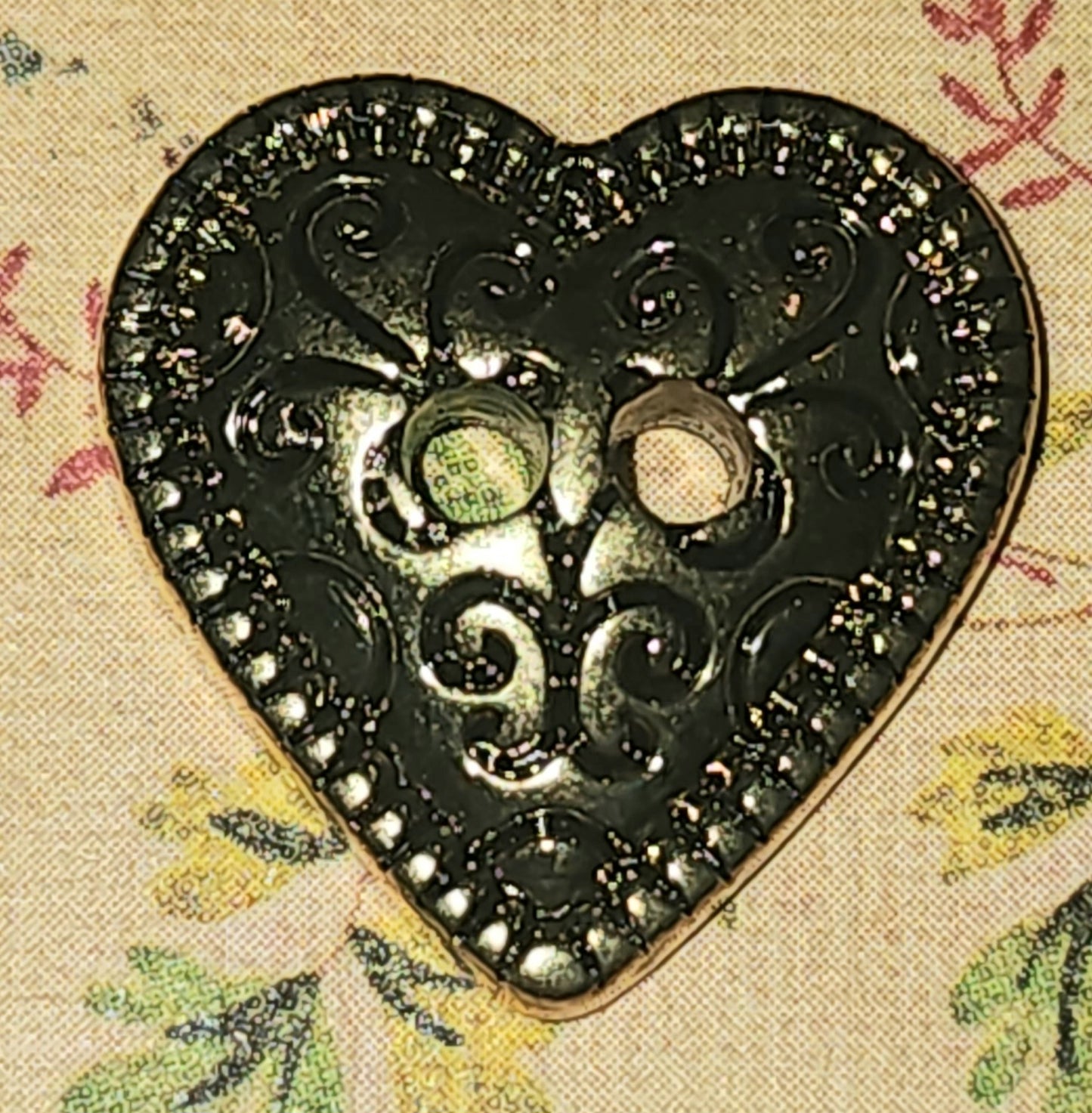 Gold shiny patterned heart button 15mm high