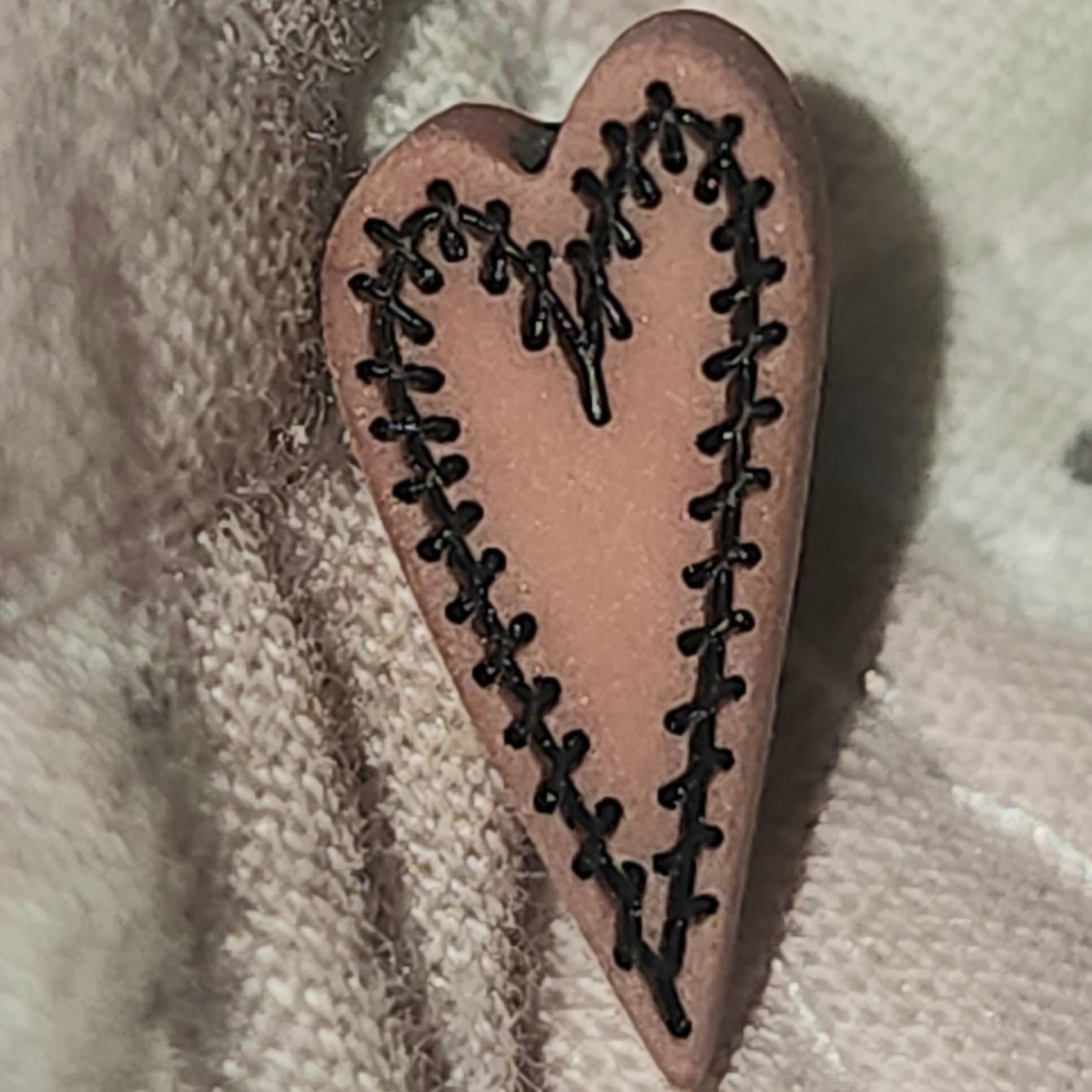 Skinny stitched look heart button in rose pink 13mm high