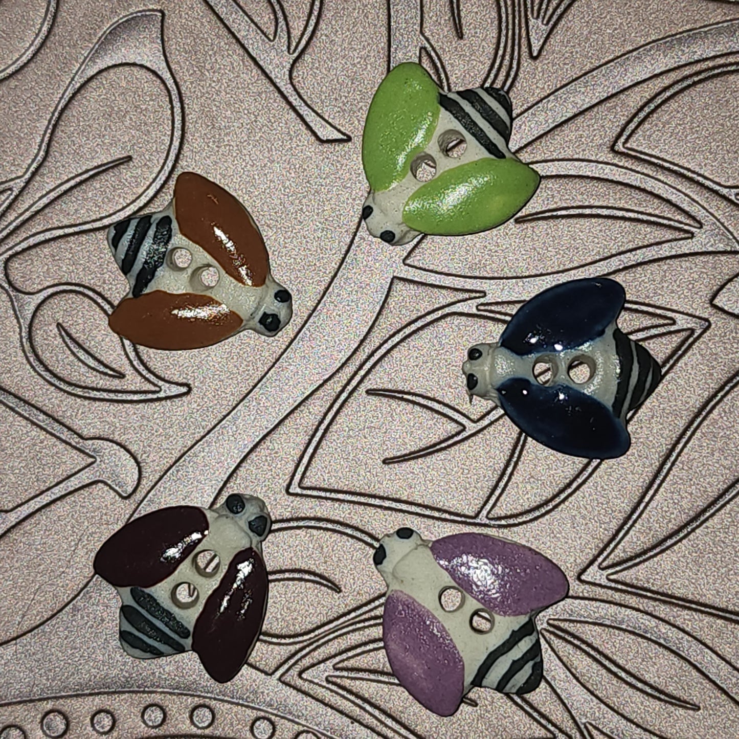 Ceramic Bee button 20mm long