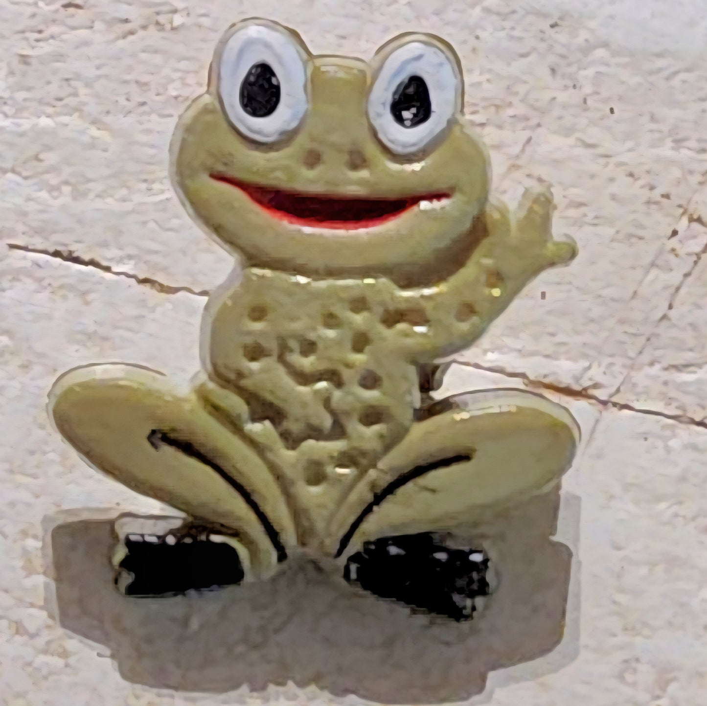 Green waving frog button 17mm high