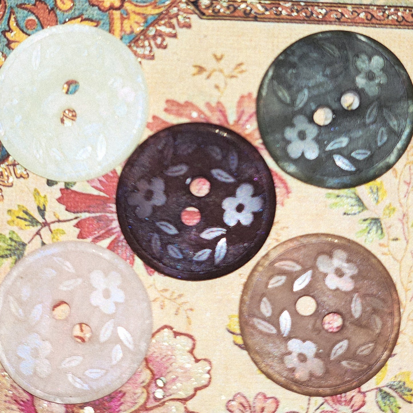 Round floral etched button 2cm - 6 colours
