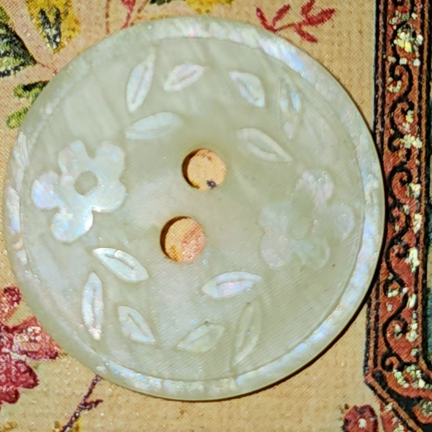 Round floral etched button 2cm - 6 colours