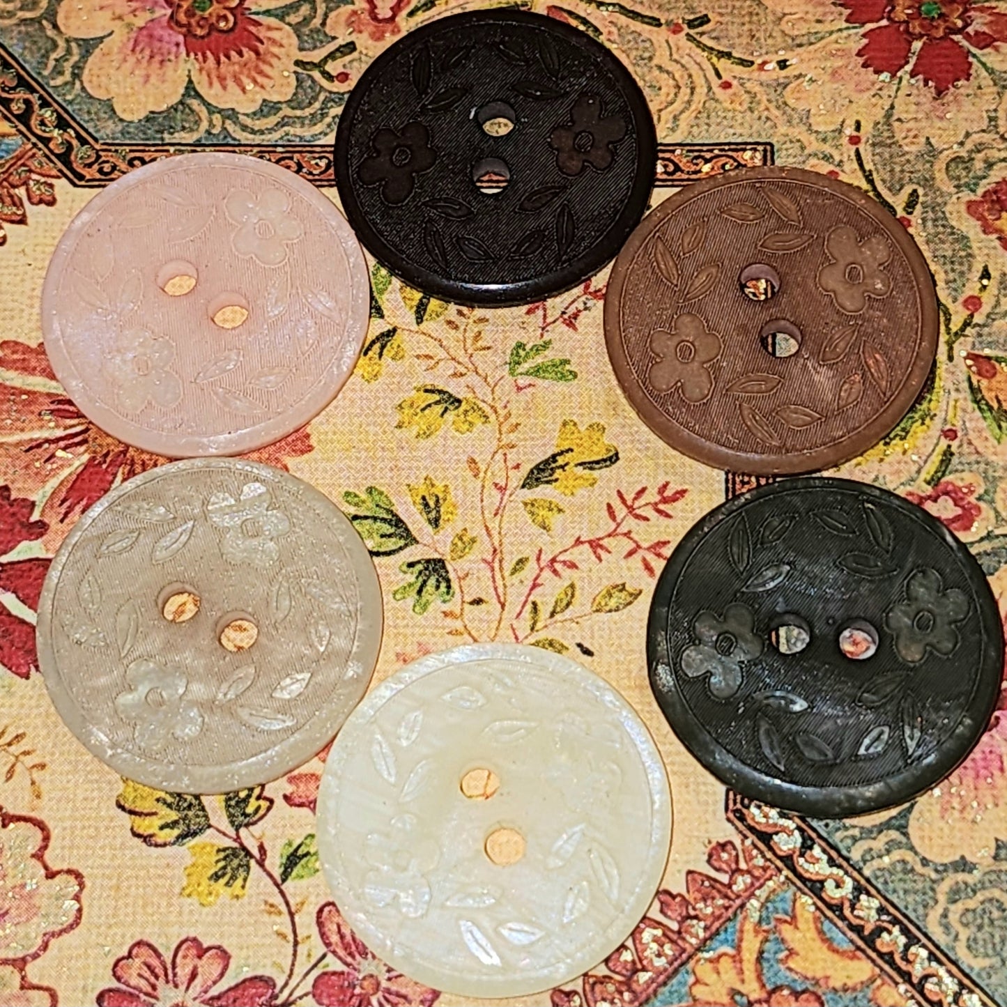 Round floral etched button 2cm - 6 colours