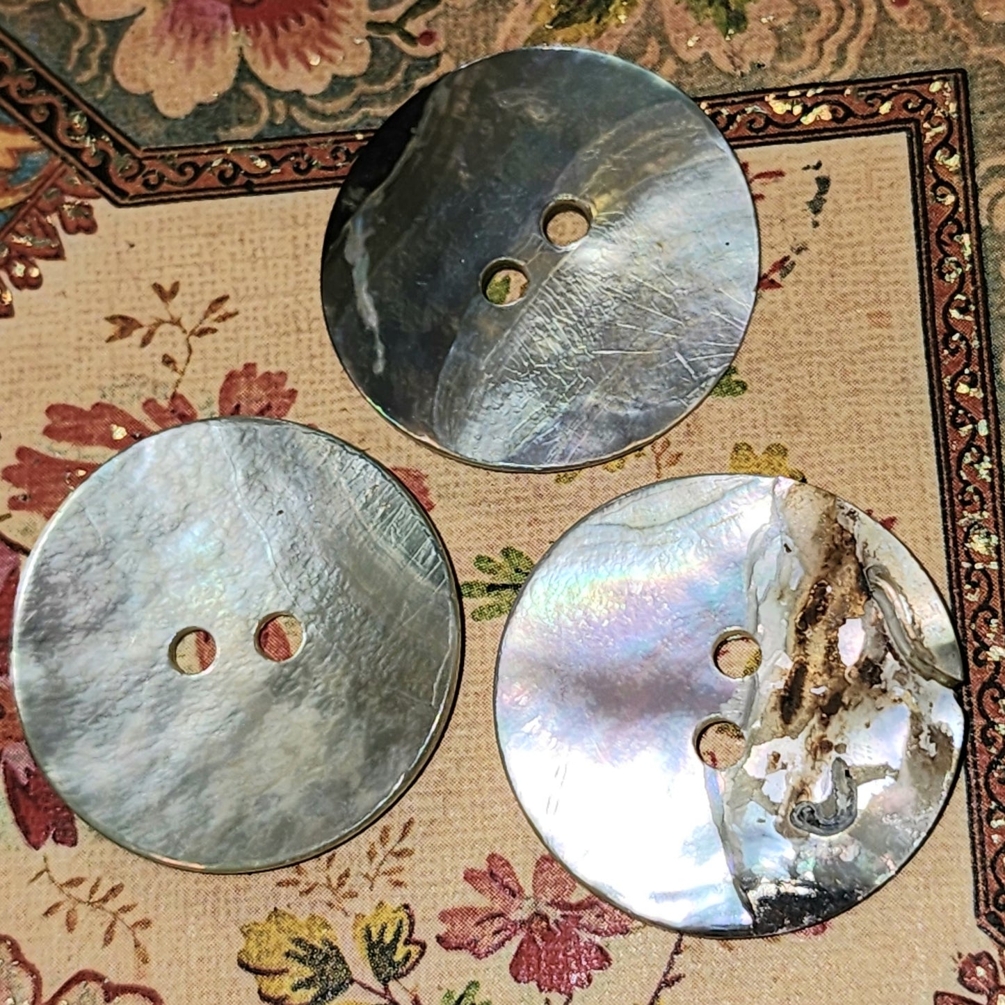 Mother of pearl round button 23mm