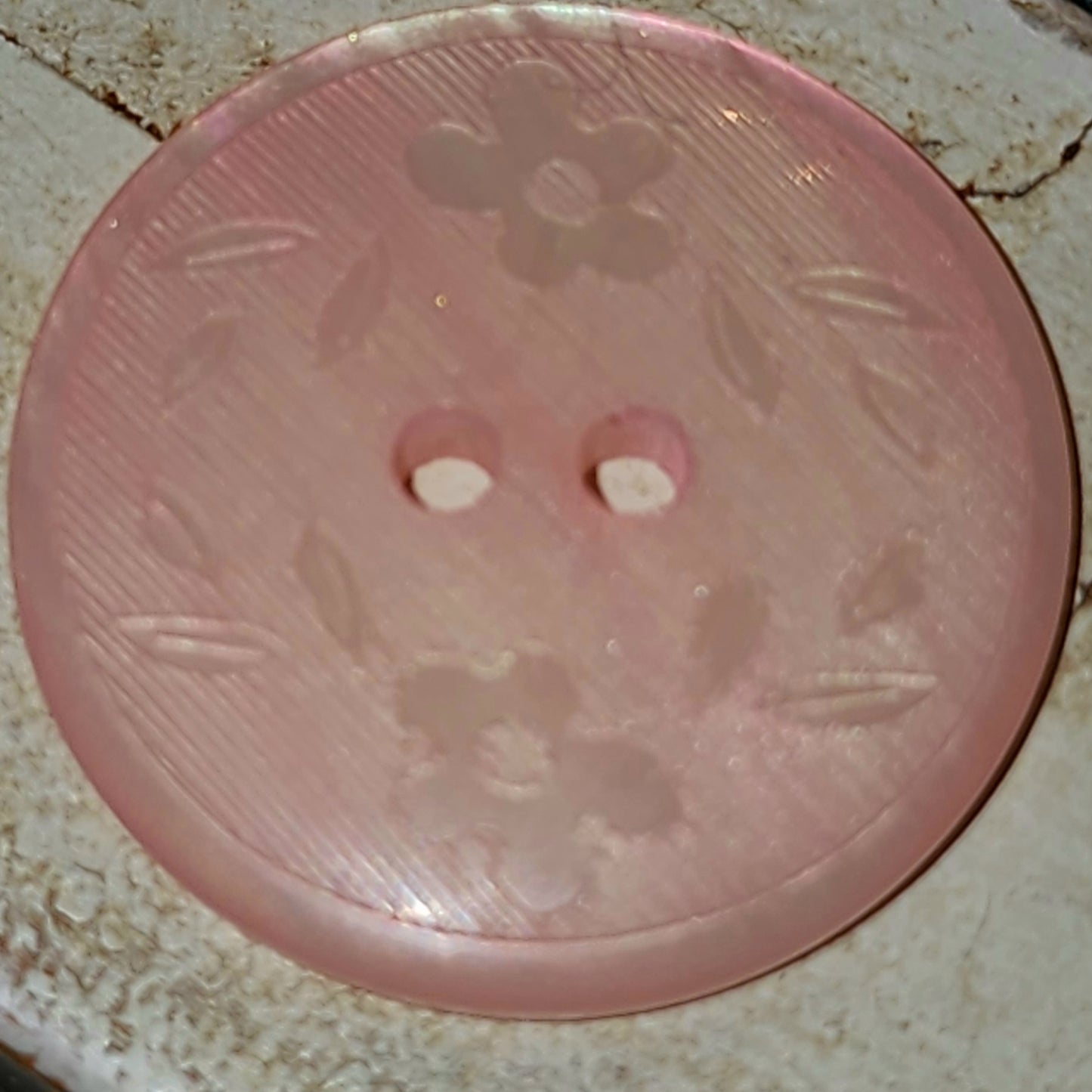 Round floral etched button 25mm