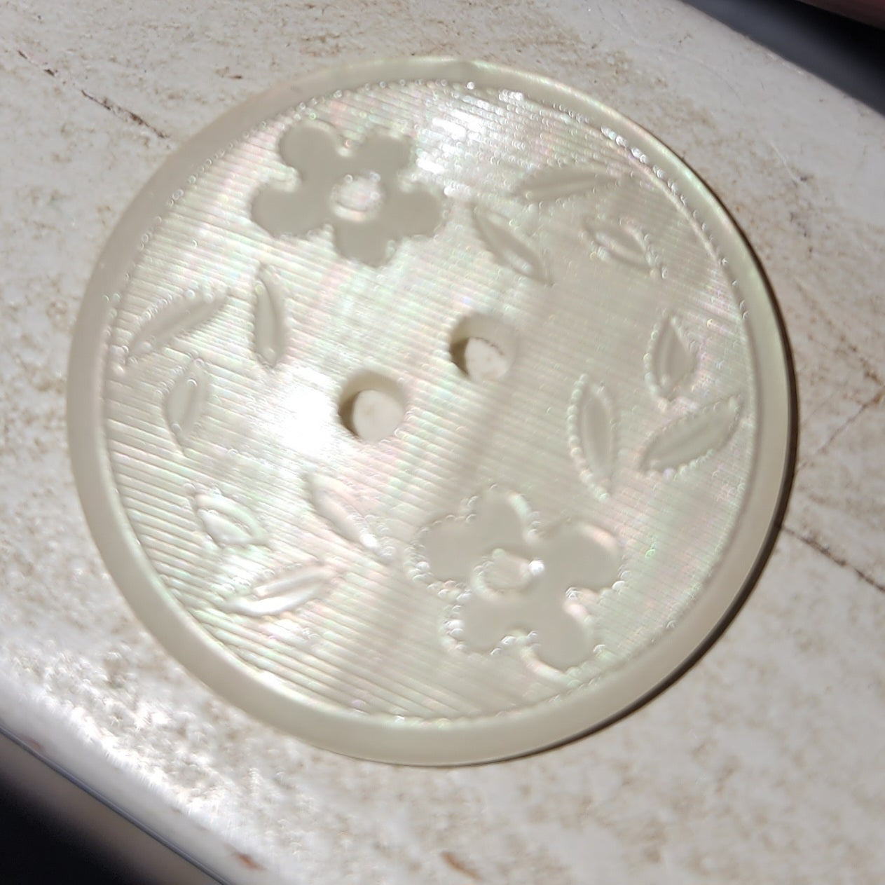 Round floral etched button 25mm