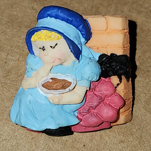 Miss Muffett button 23mm high