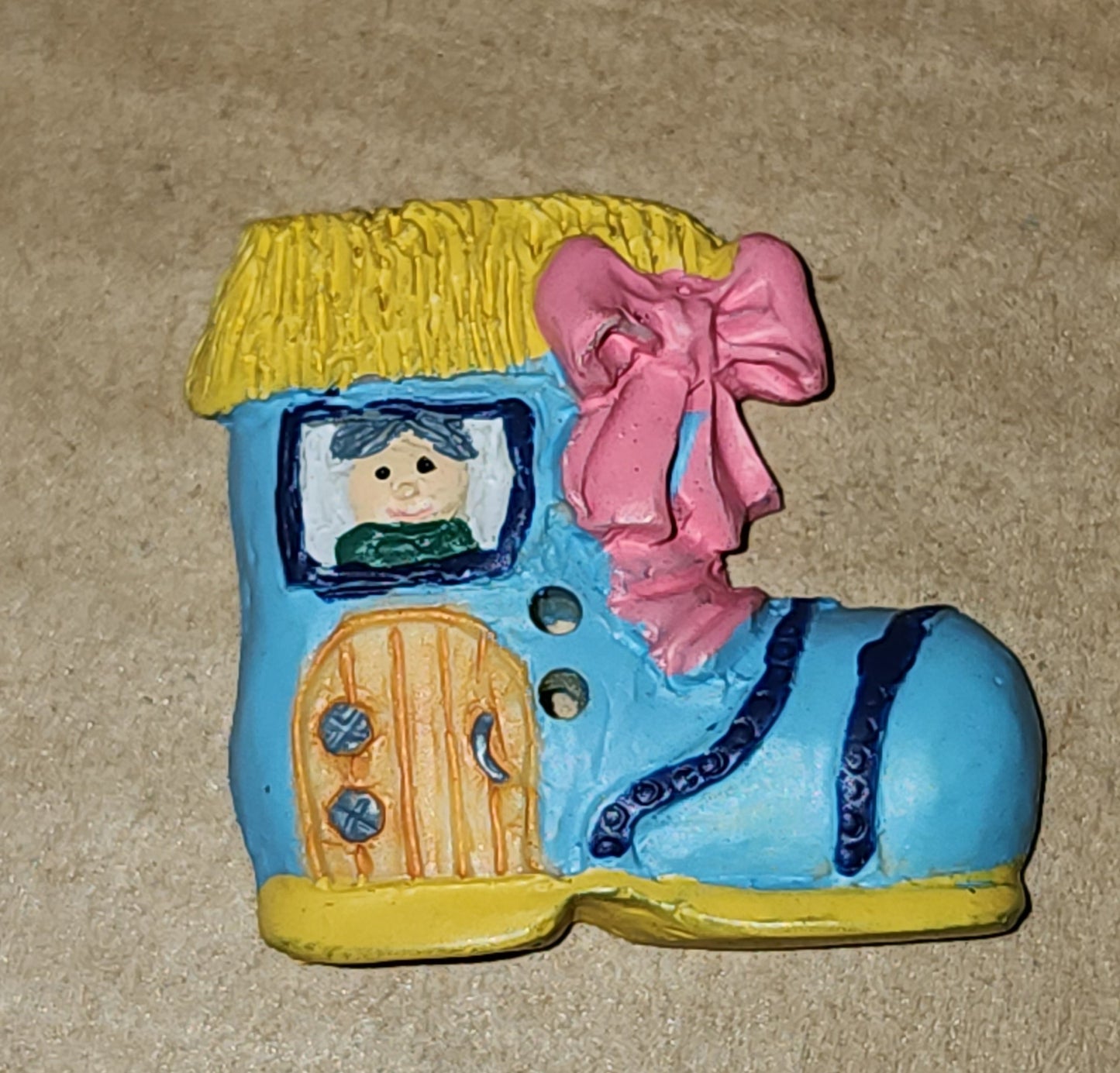 Old lady in the shoe button 25mm high