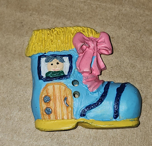 Old lady in the shoe button 25mm high
