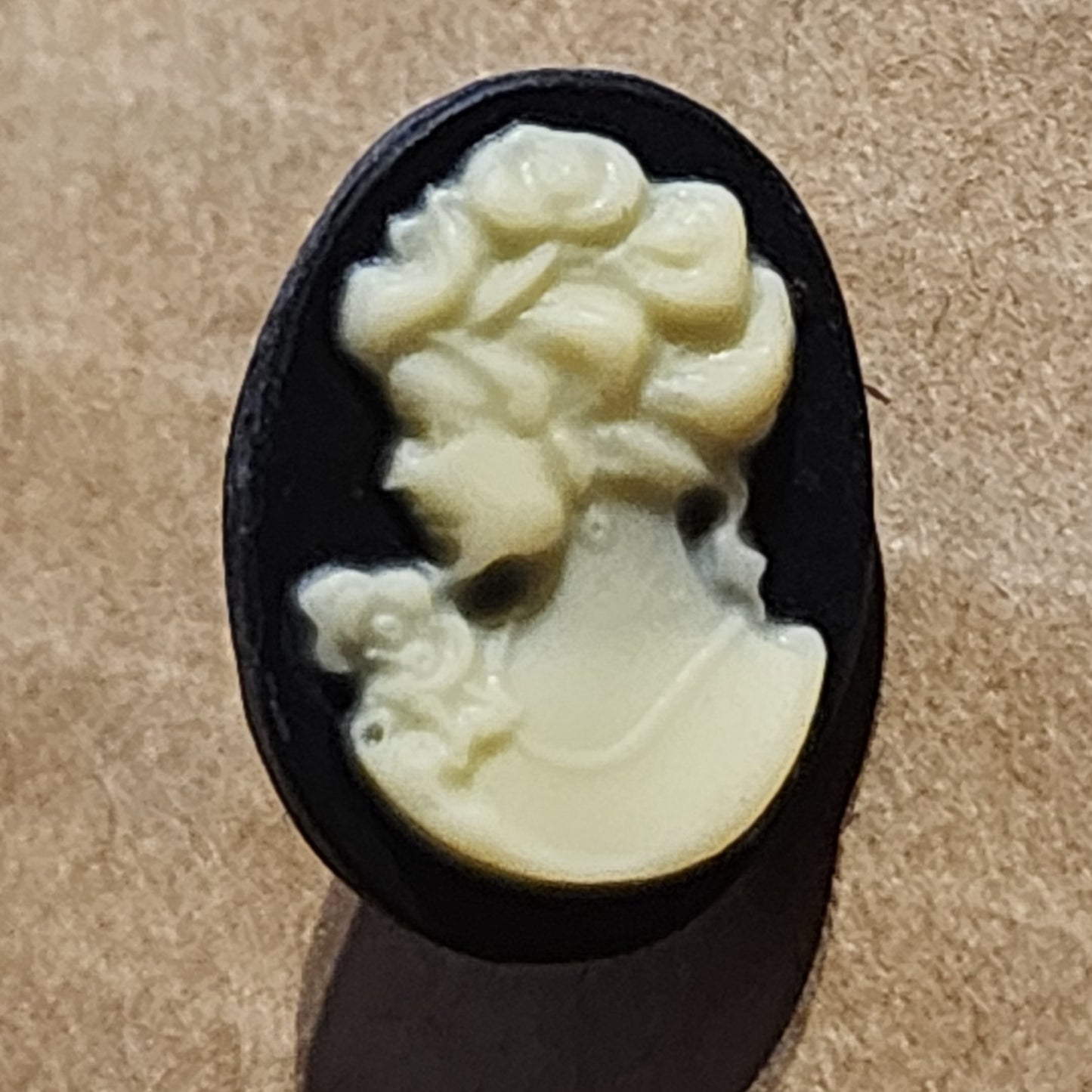 Oval Cameo button 18mm high