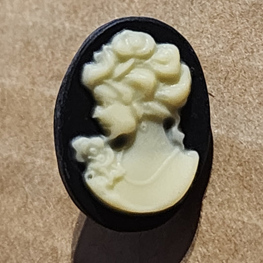 Oval Cameo button 18mm high