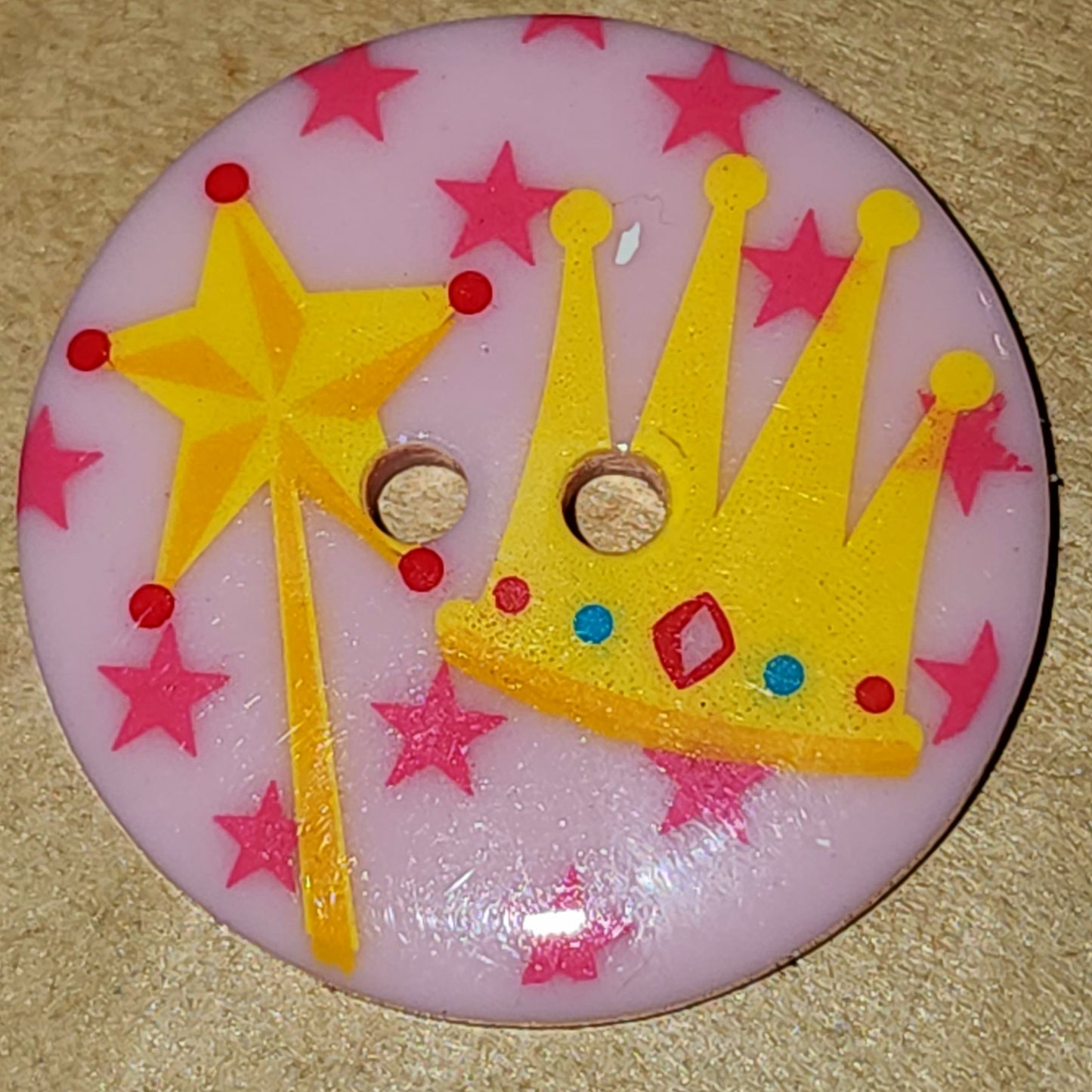 Crown & Wand round button in pink 25mm