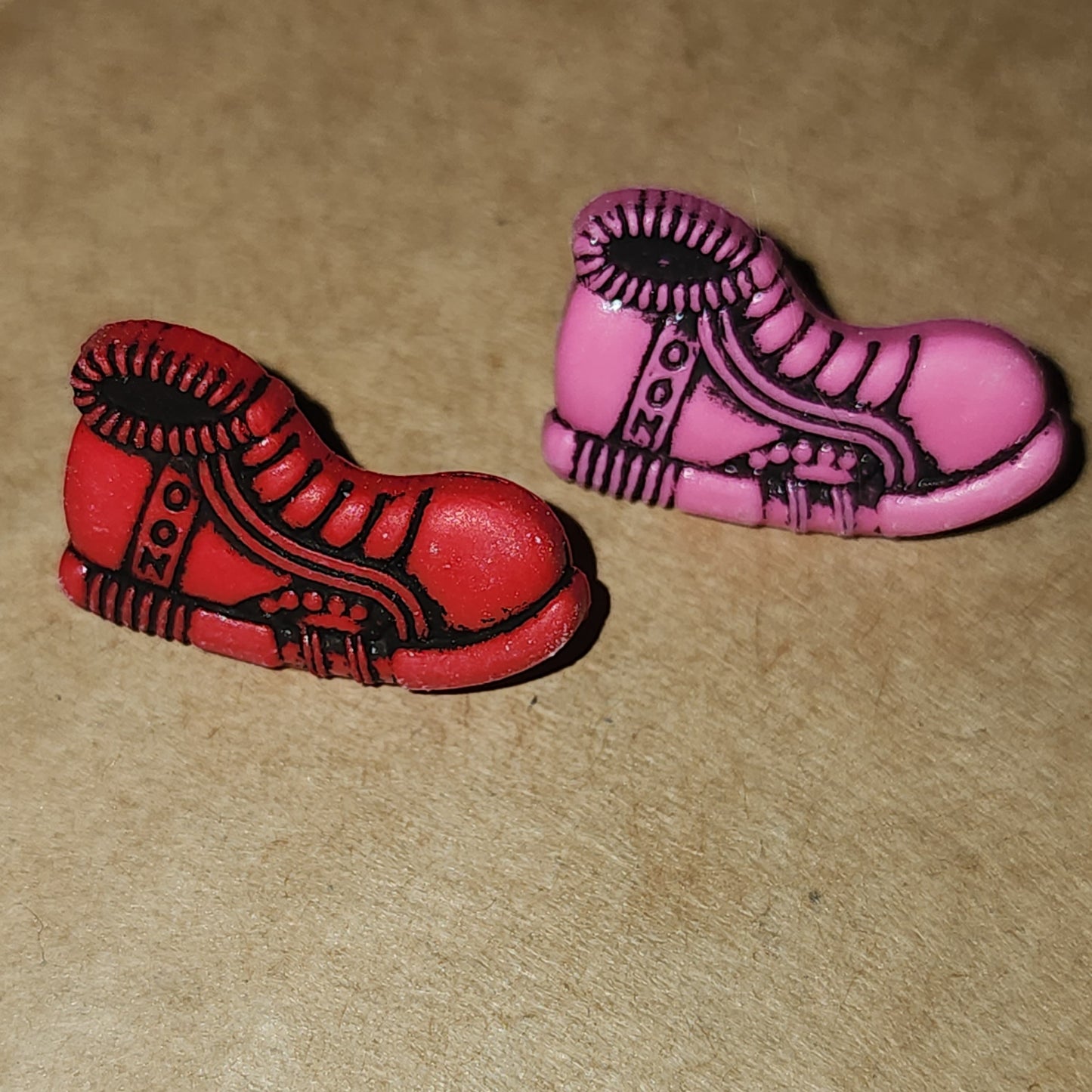 Gym shoe button - pink or red 20mm long