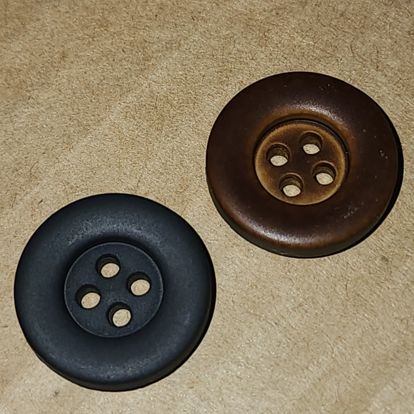 Wooden round button - 2 colours 18mm