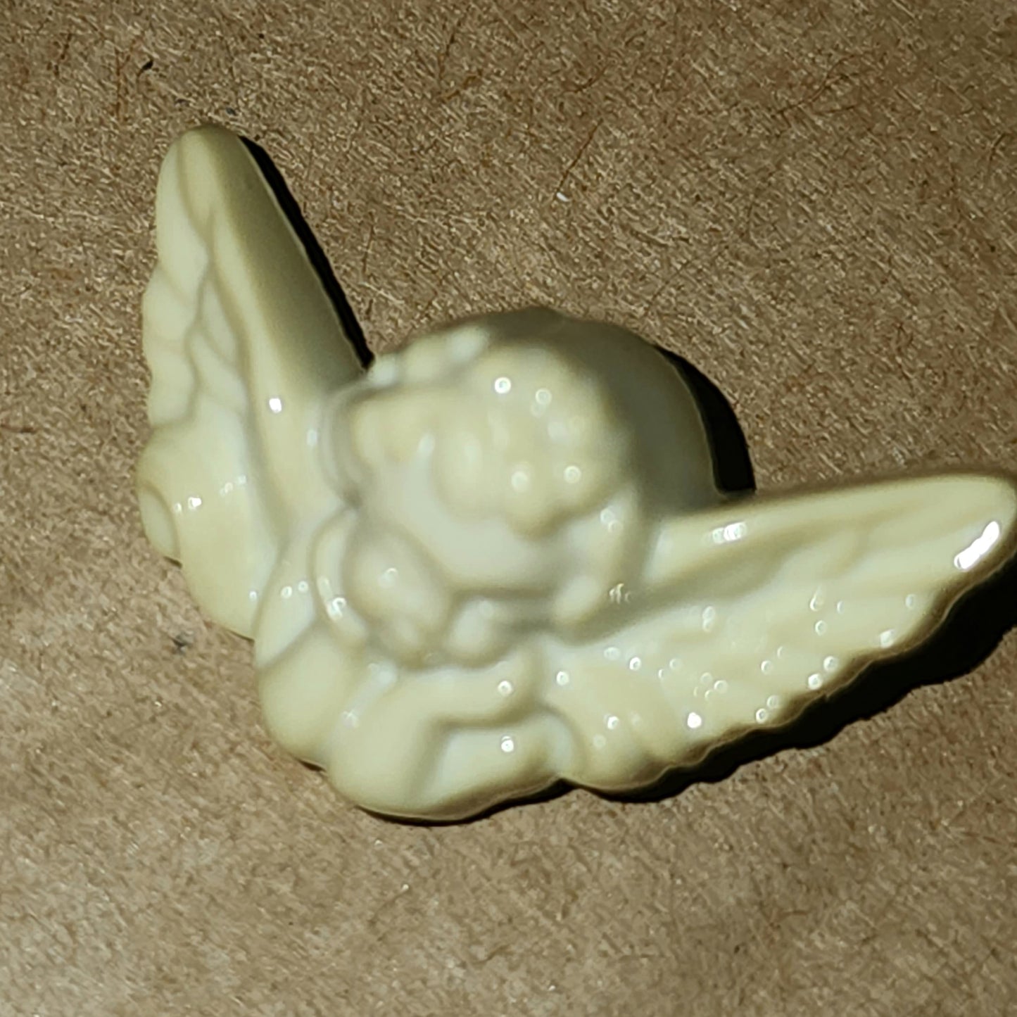 Angel button in cream/off-white 30mm long
