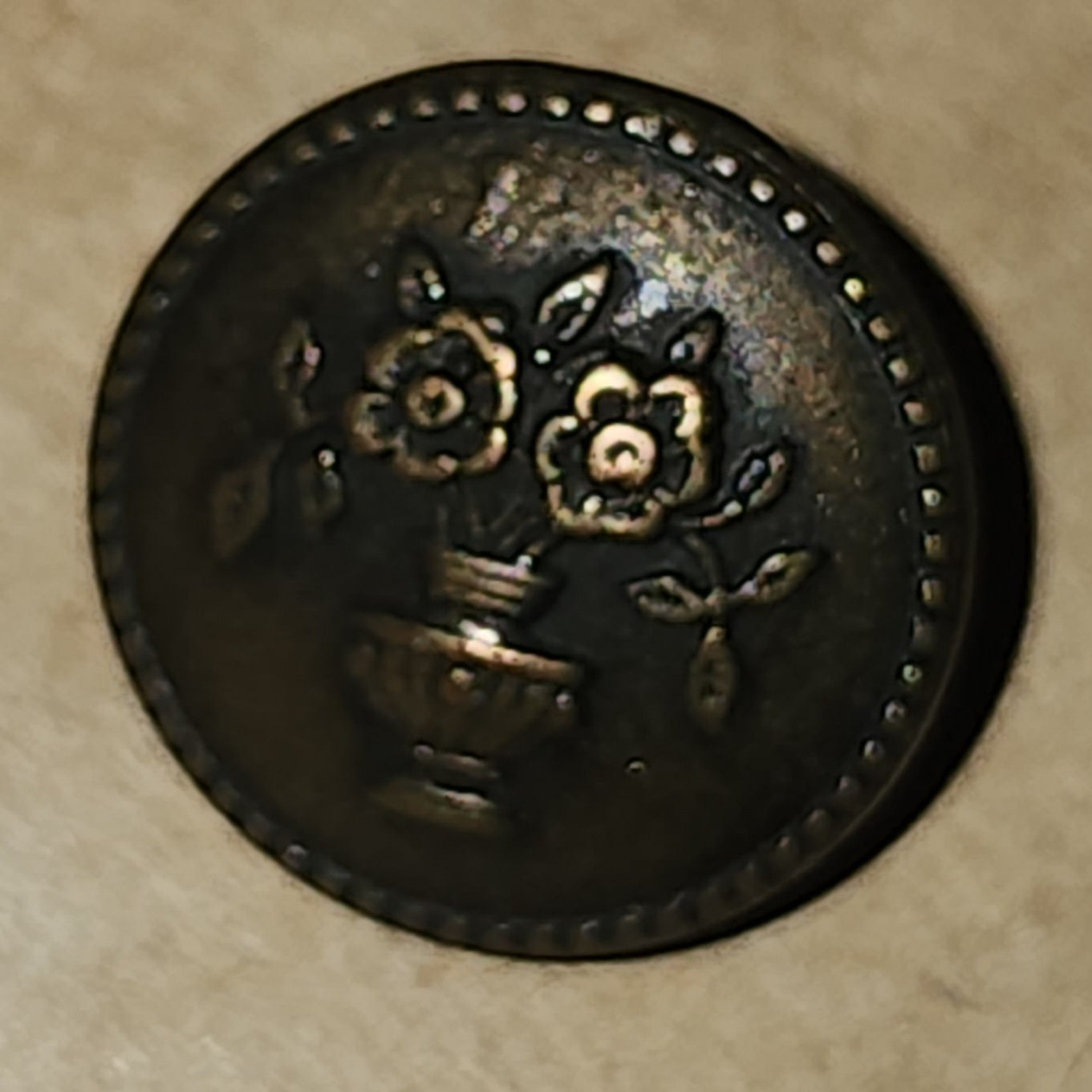 Metal round button with engraved flowers 15mm