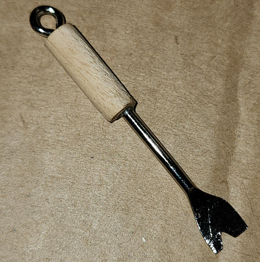 Wooden/metal hoe charm 40mm