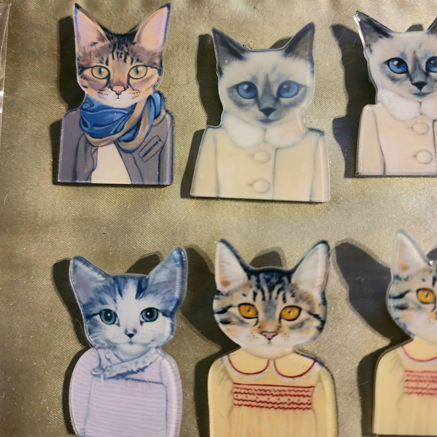 Resin cat head brooches 4.5cm high