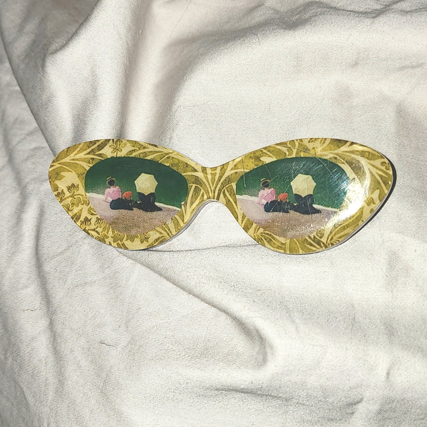 Resin Retro Sunglasses brooch 3.5" - beach scene
