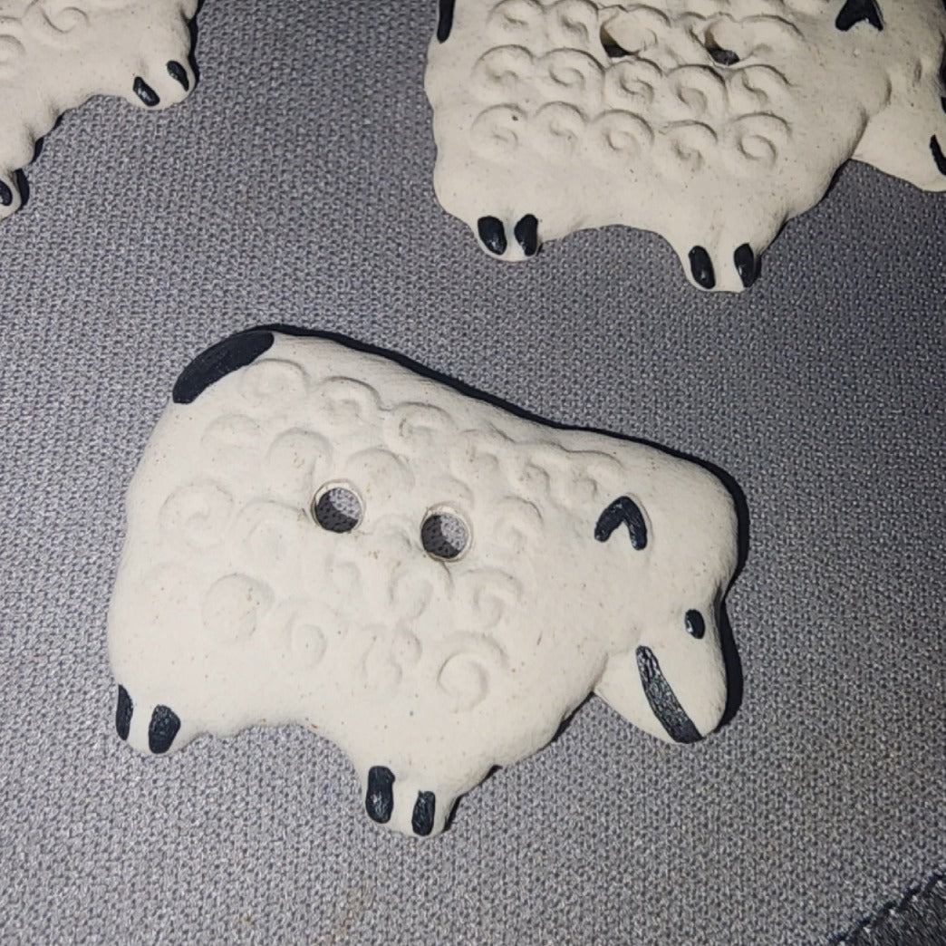 Clay handpainted sheep button - 1404111