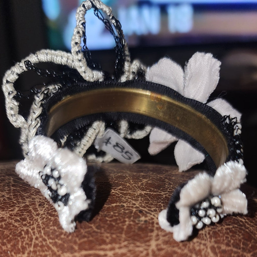 Black&Cream crocheted flower bangle (adjustable)
