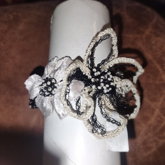 Black&Cream crocheted flower bangle (adjustable)