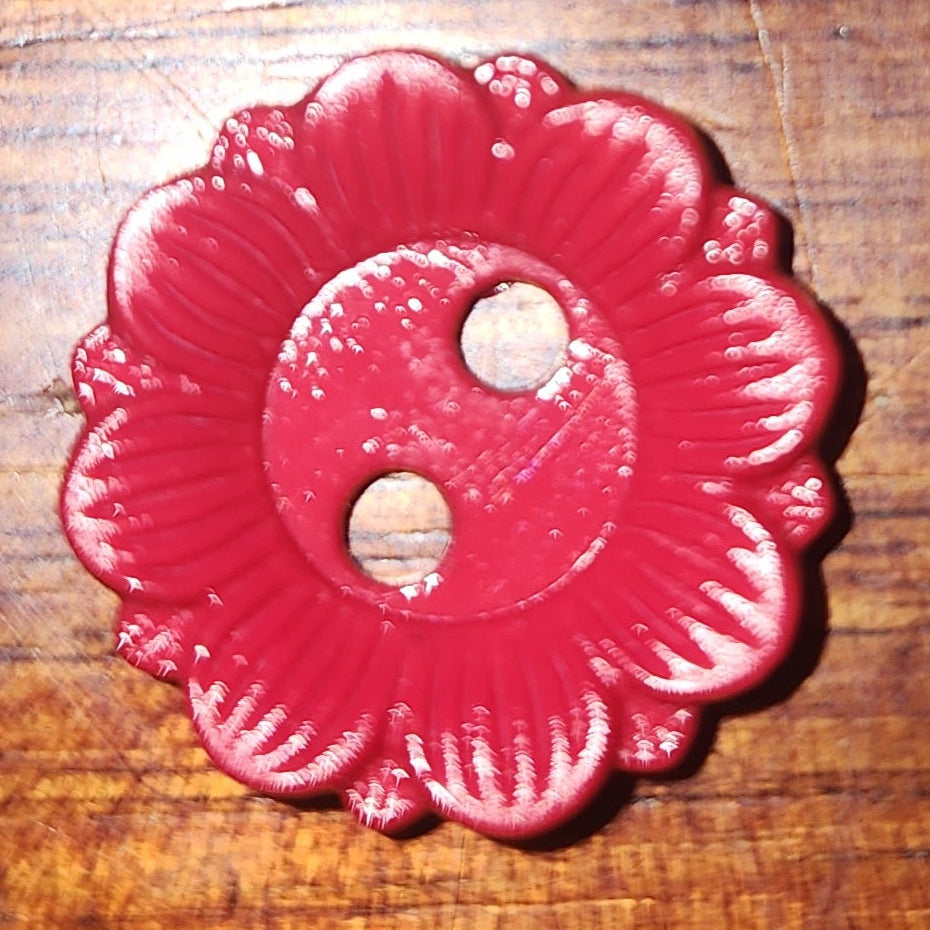 Red daisy button 1.7cm