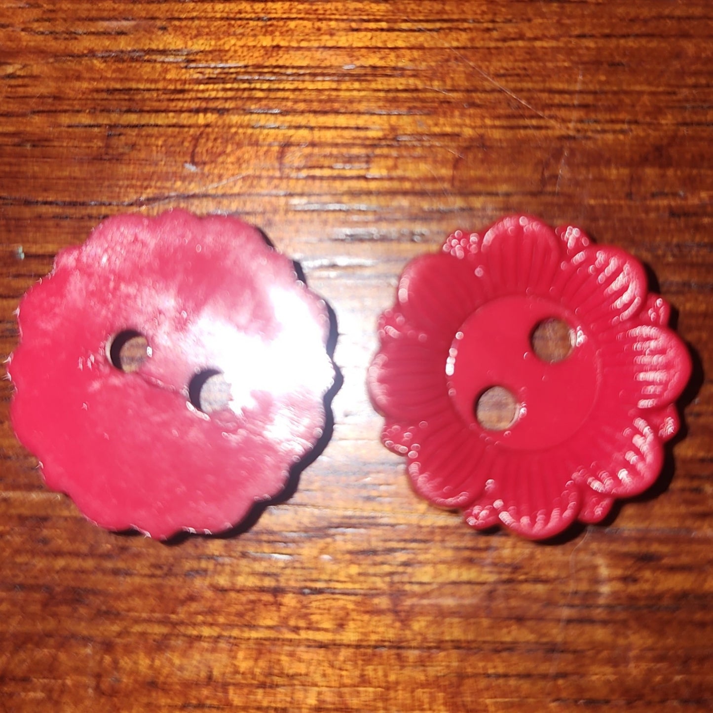 Red daisy button 1.7cm