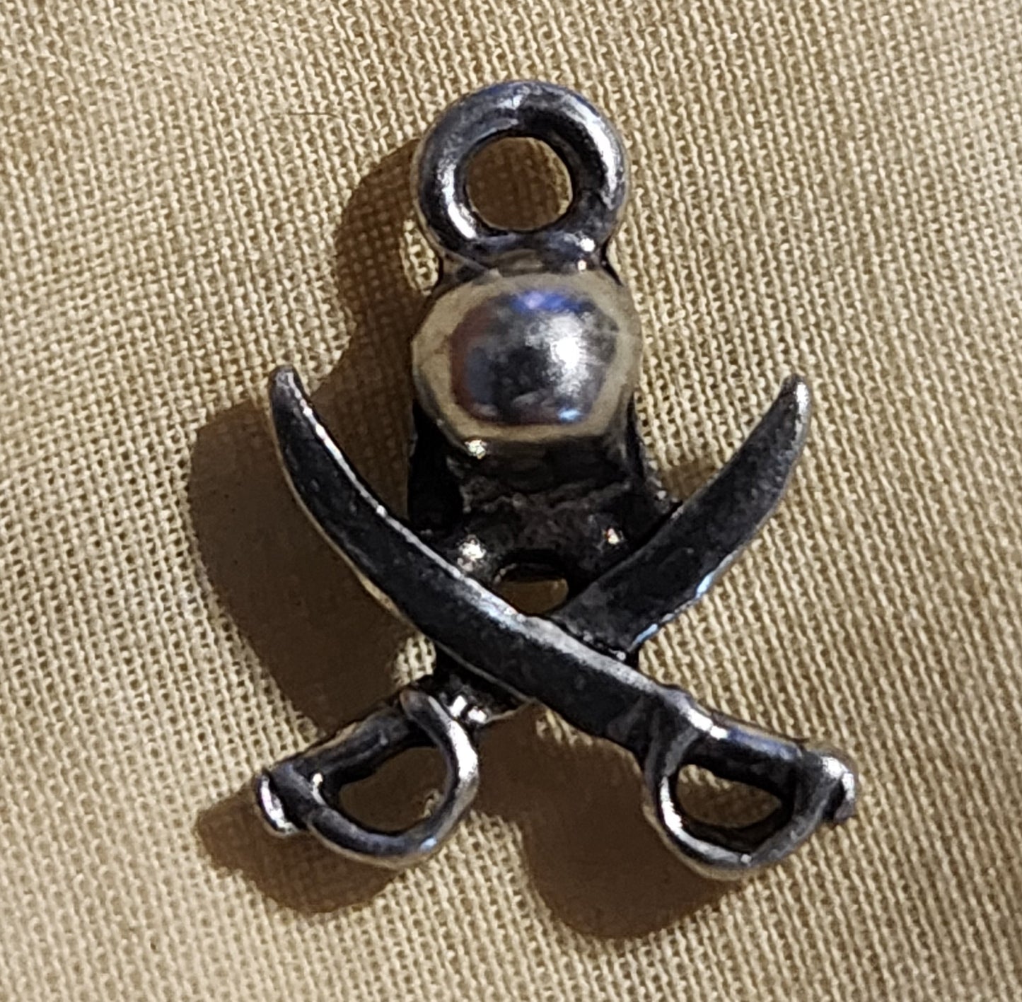 Metal skull & crossbones charm