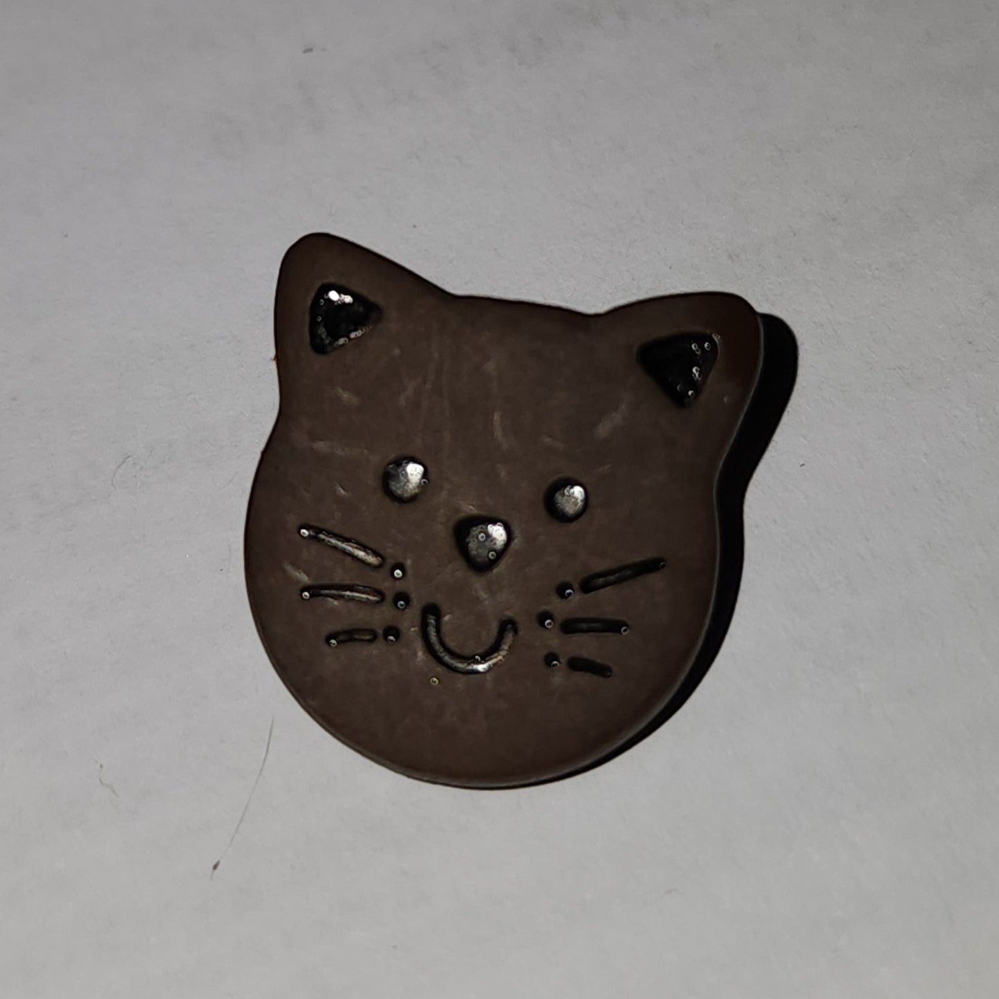 Cat face button dark brown 1.7cm high