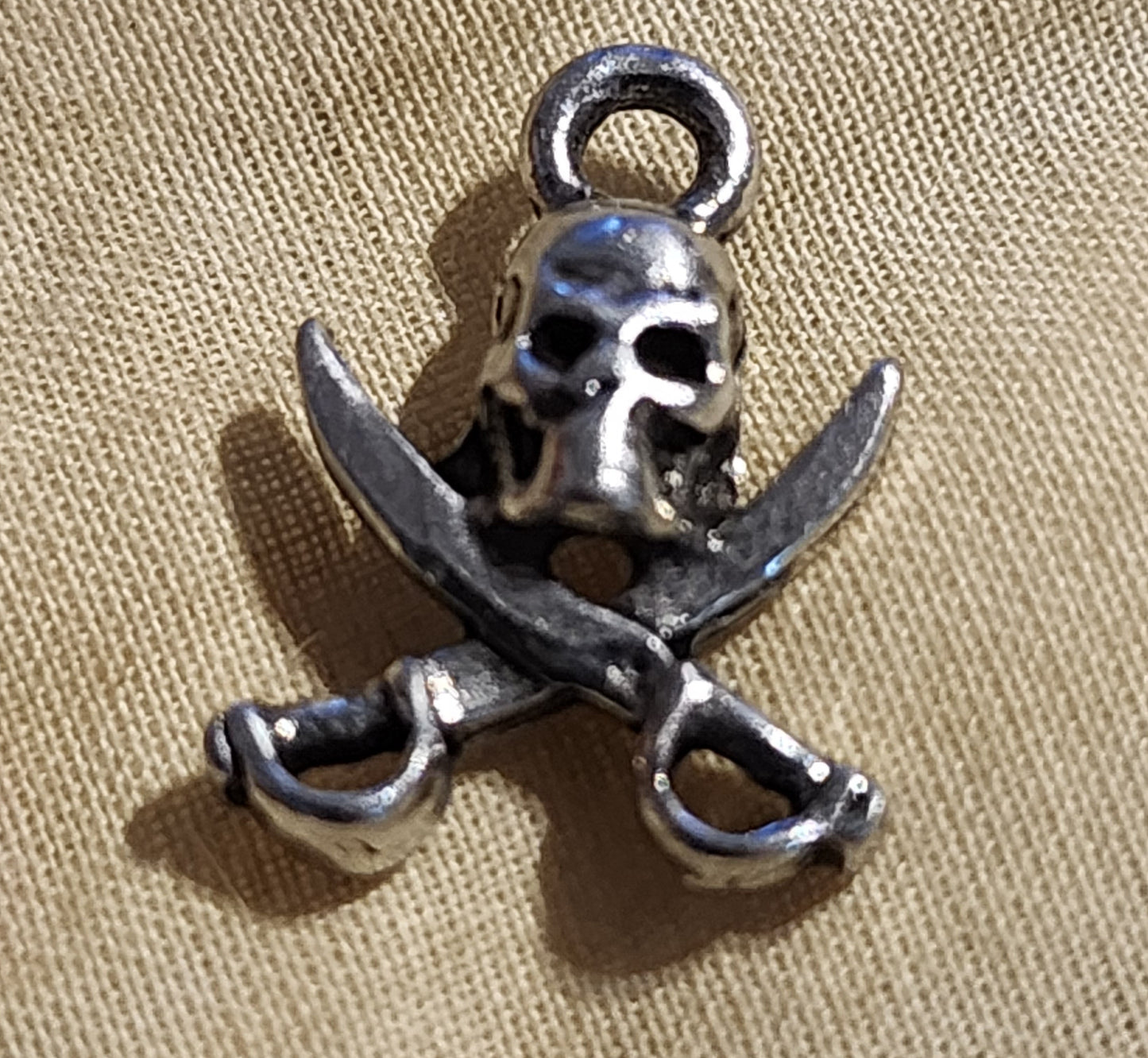 Metal skull & crossbones charm