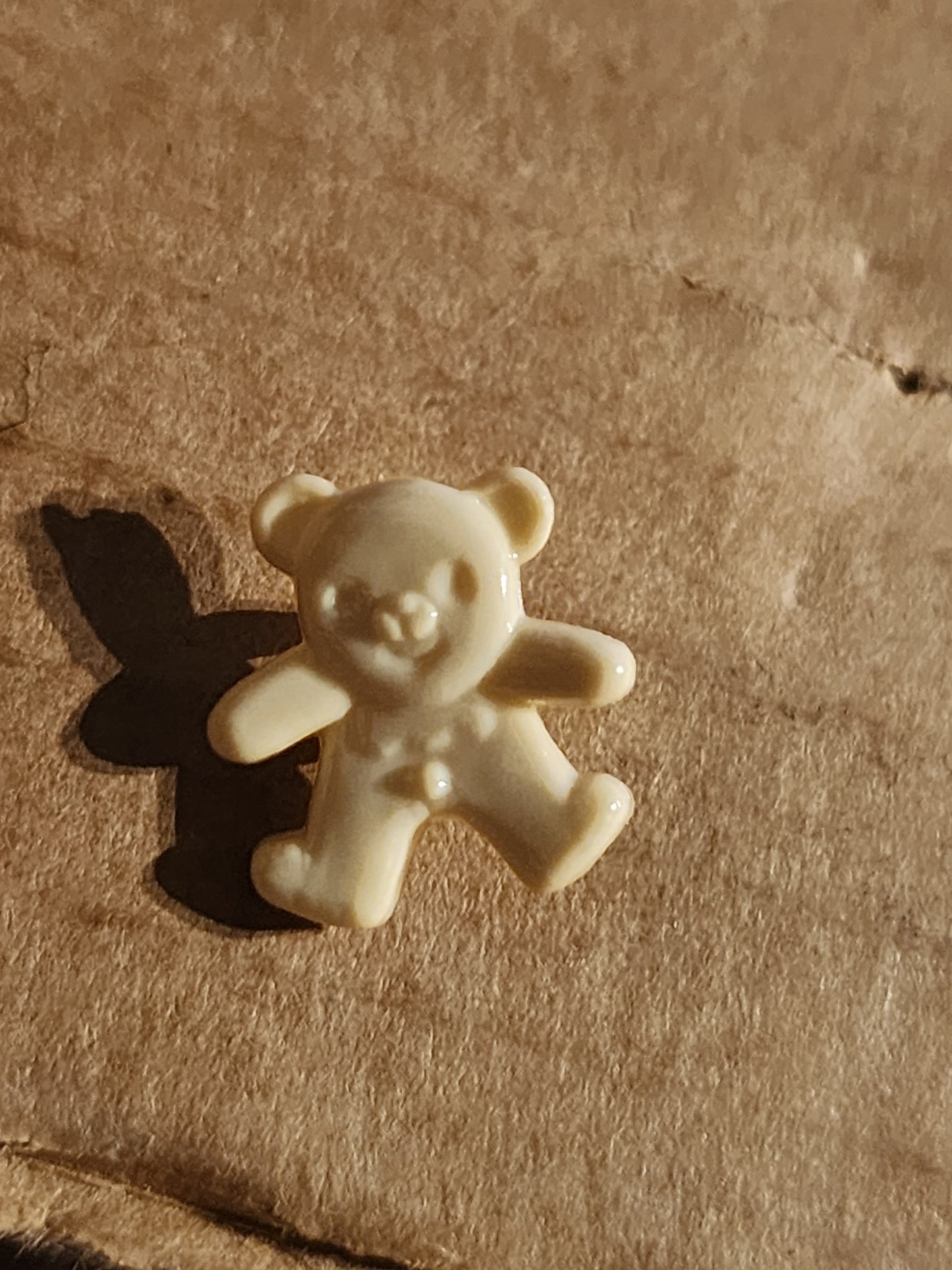 Little happy bear button 1.5cm high (7 colours)