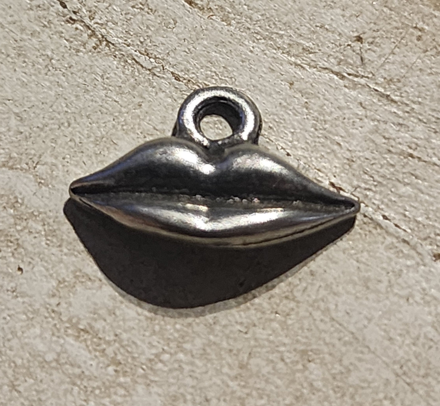 Metal Lips charm