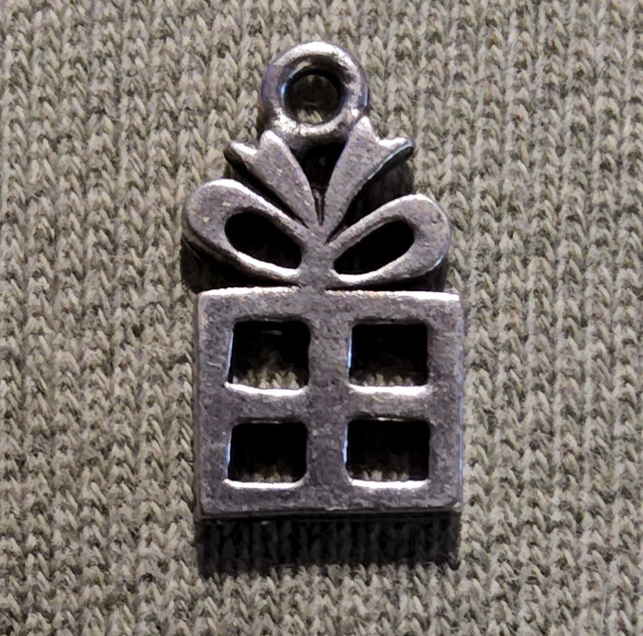 Metal Present (giftbox) charm