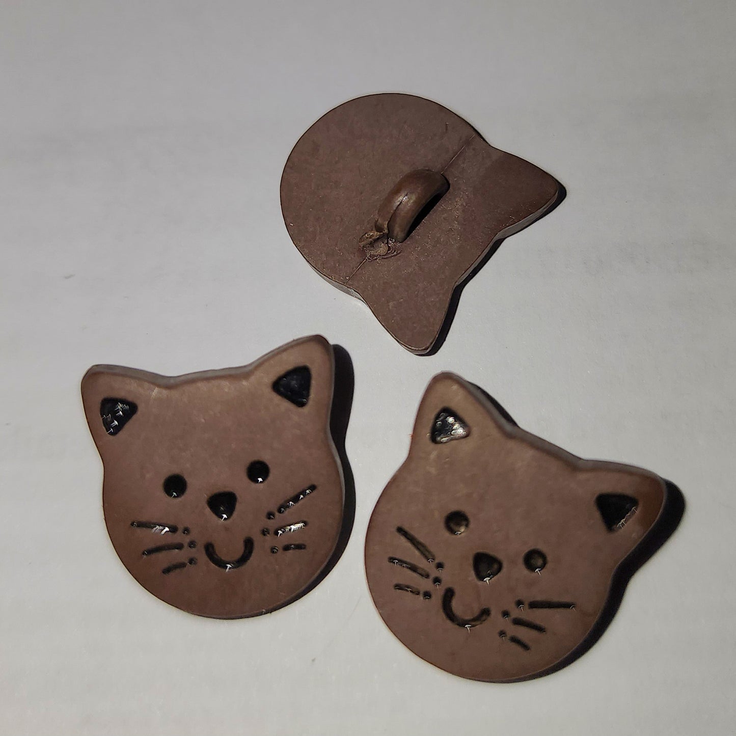 Cat face button dark brown 1.7cm high