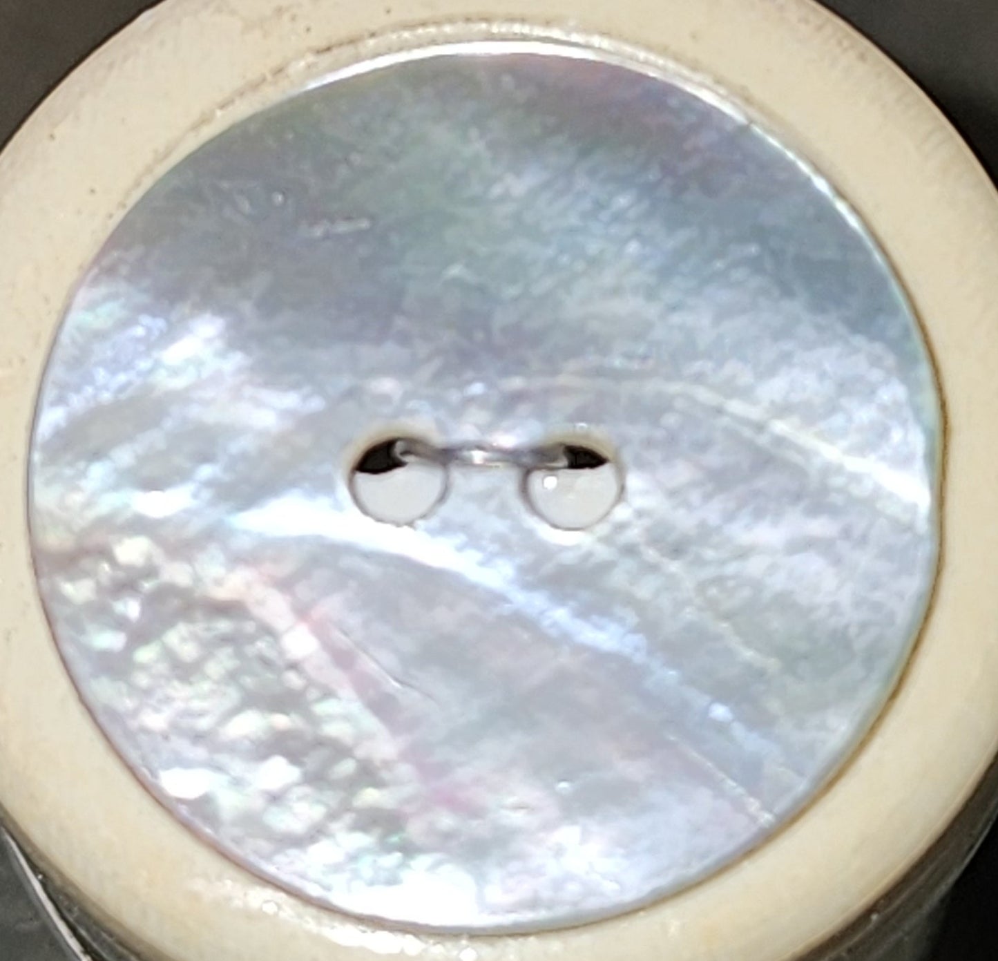 Mother of pearl round button 23mm