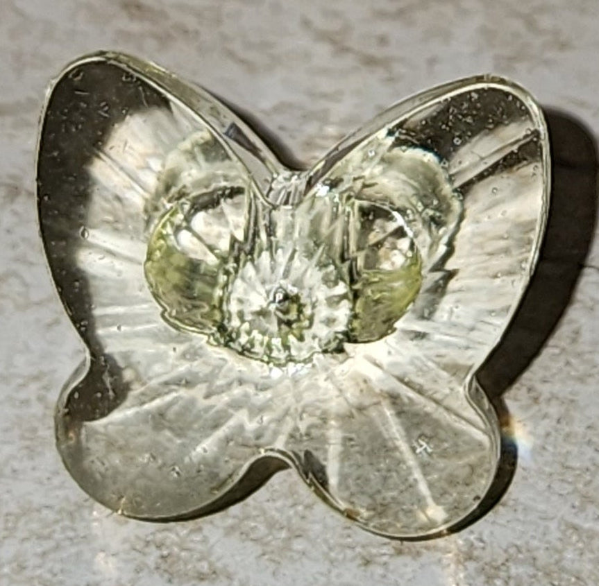 Clear lemon butterfly button 18mm wide