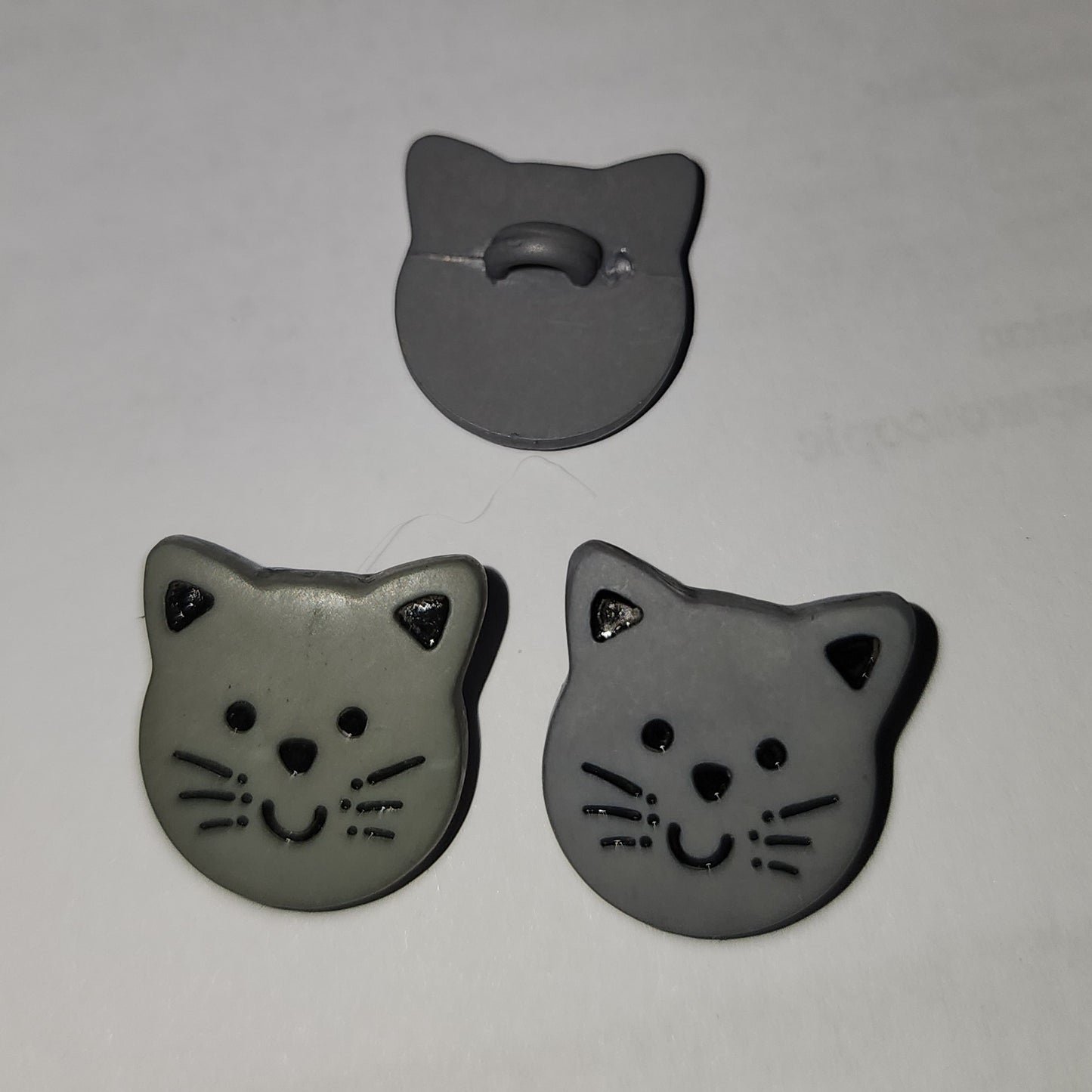 Cat face button grey 1.7cm high